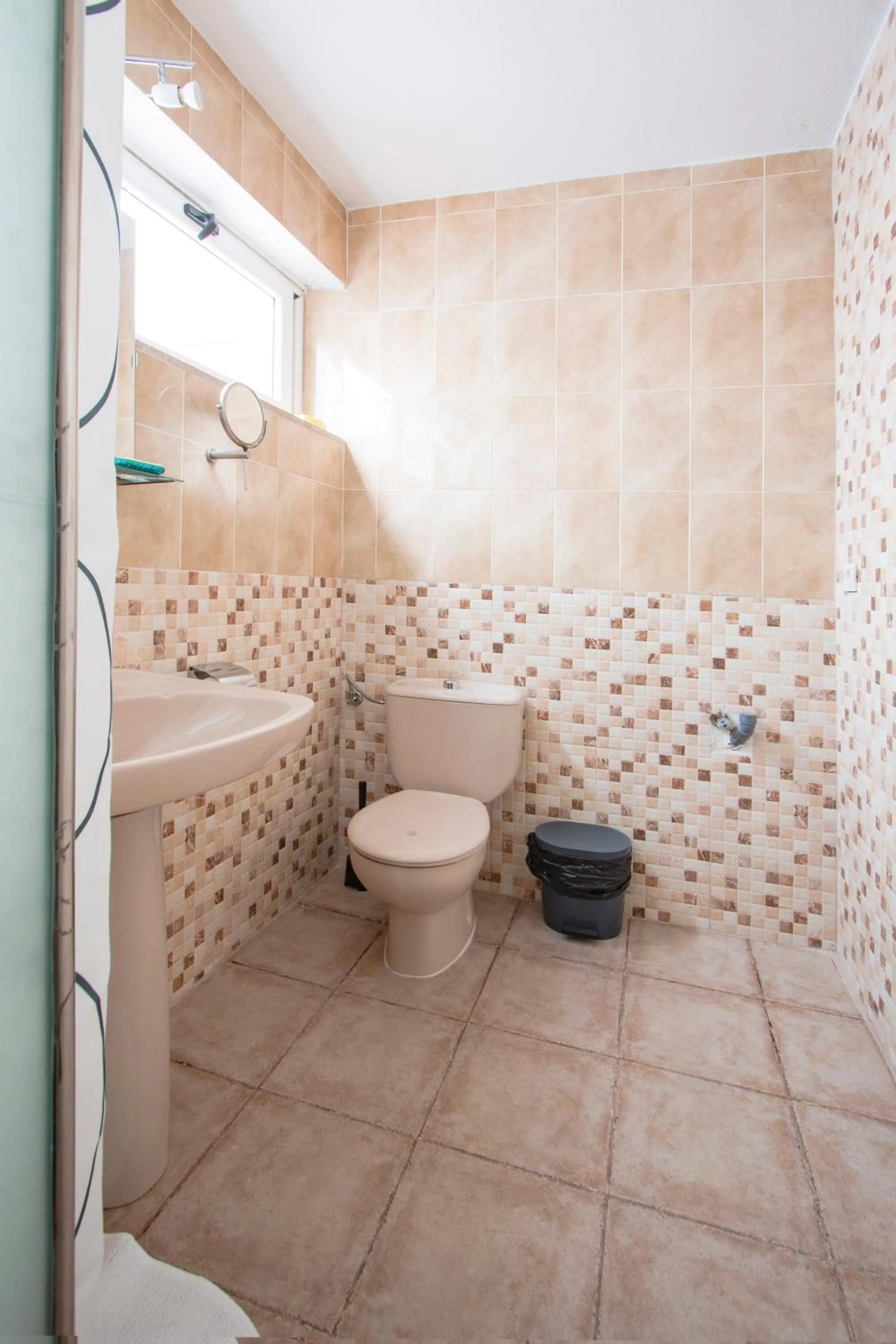Toilet in A Ensuite Apartment con Zona de Patio