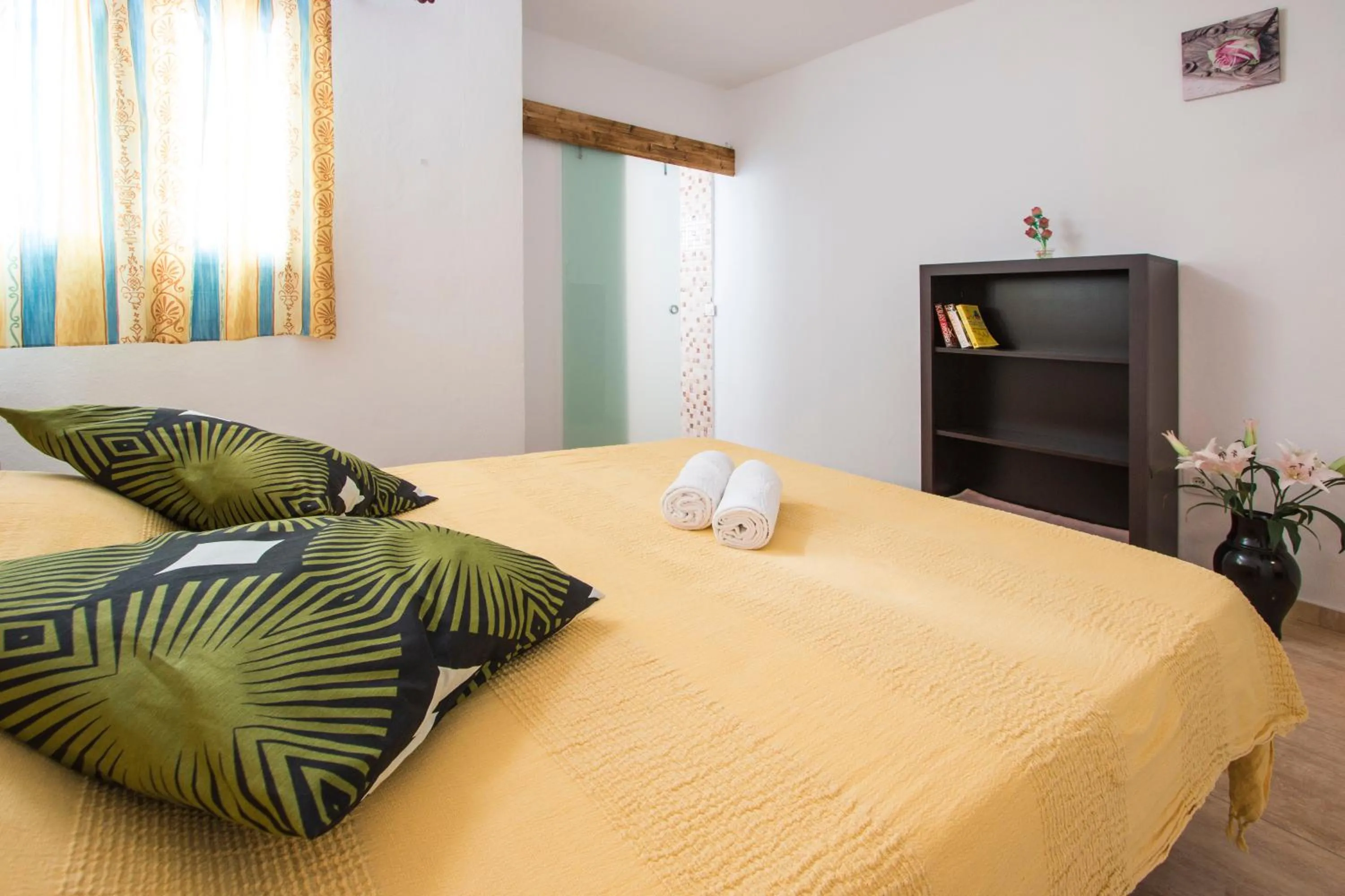 Bedroom, Bed in A Ensuite Apartment con Zona de Patio