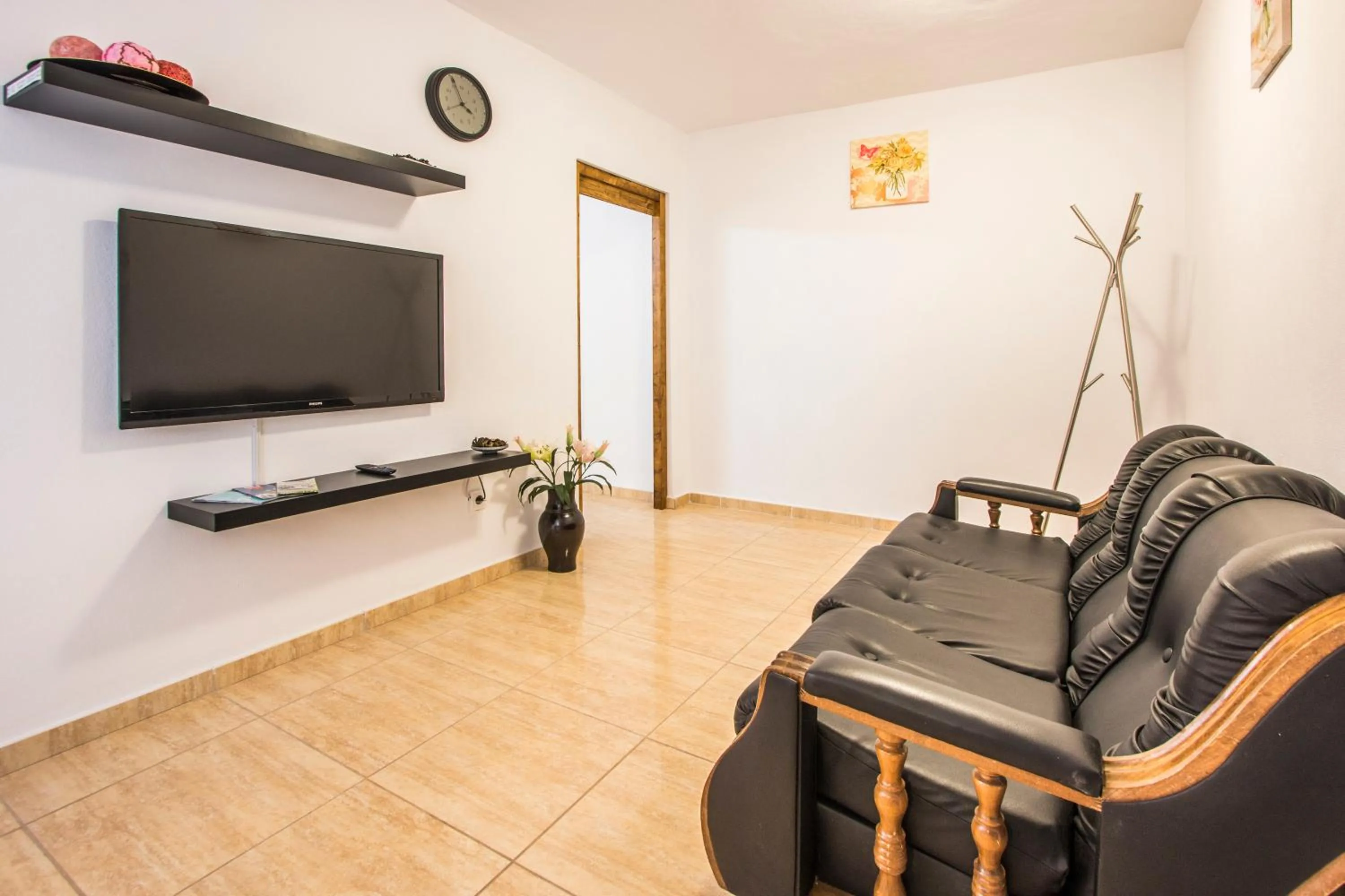Living room in A Ensuite Apartment con Zona de Patio