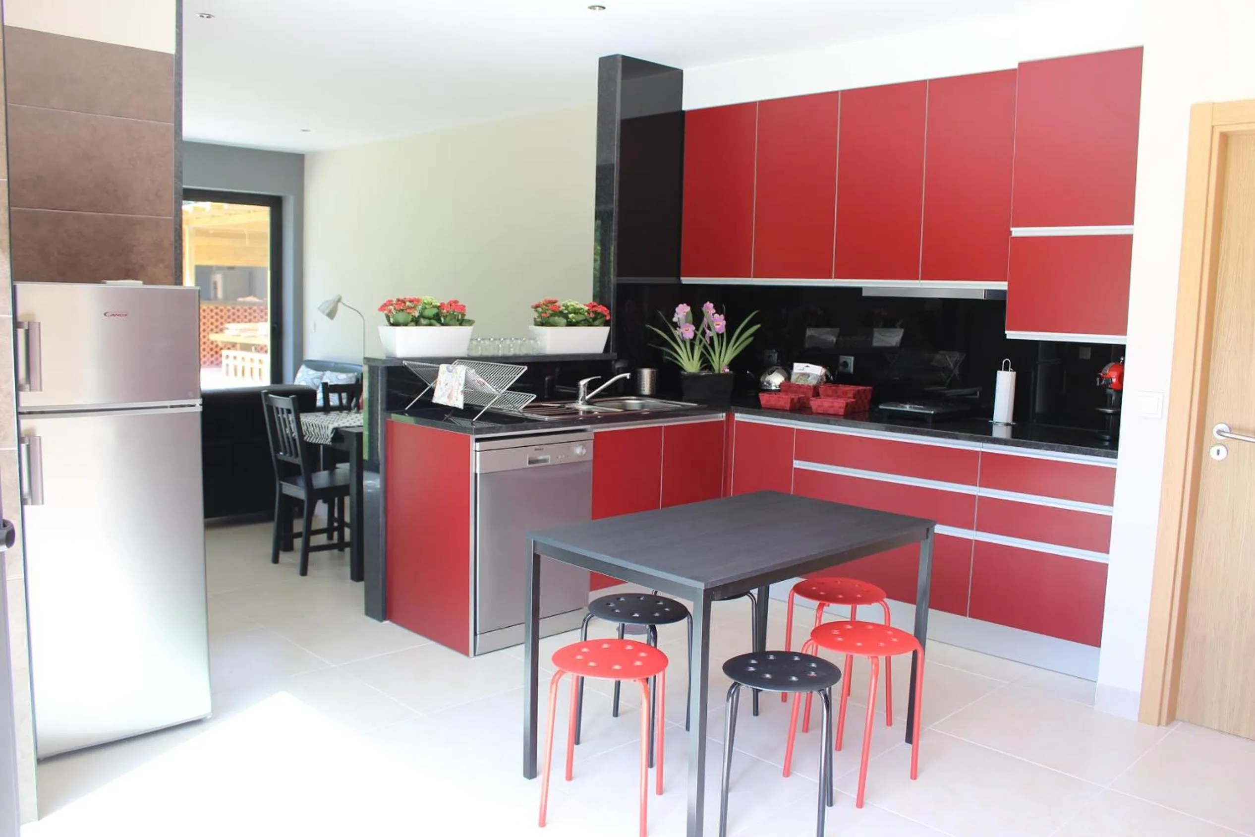 Communal kitchen in Casa Do Prado Guesthouse