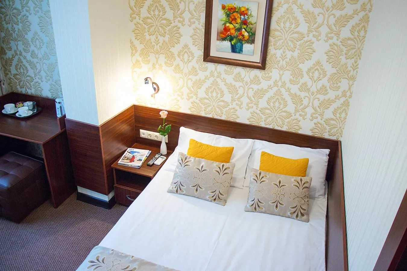 Photo of the whole room, Bed in Silk Way