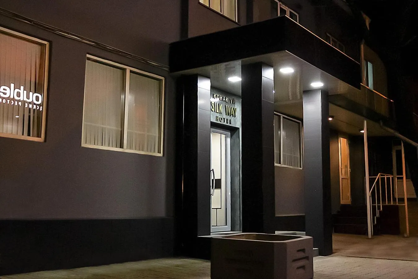 Facade/entrance in Silk Way