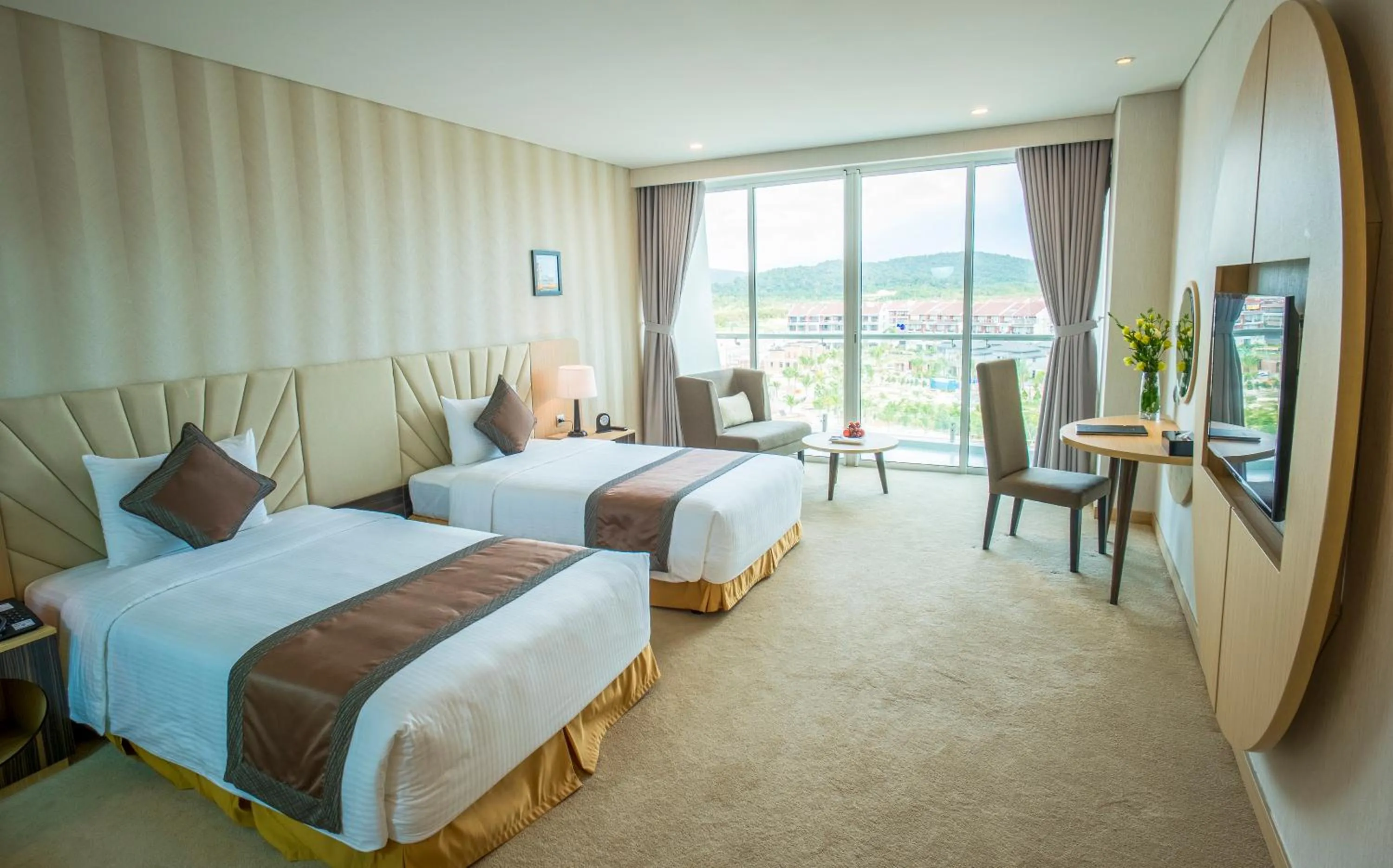 Mountain view, Bed in Muong Thanh Luxury Phu Quoc Hotel