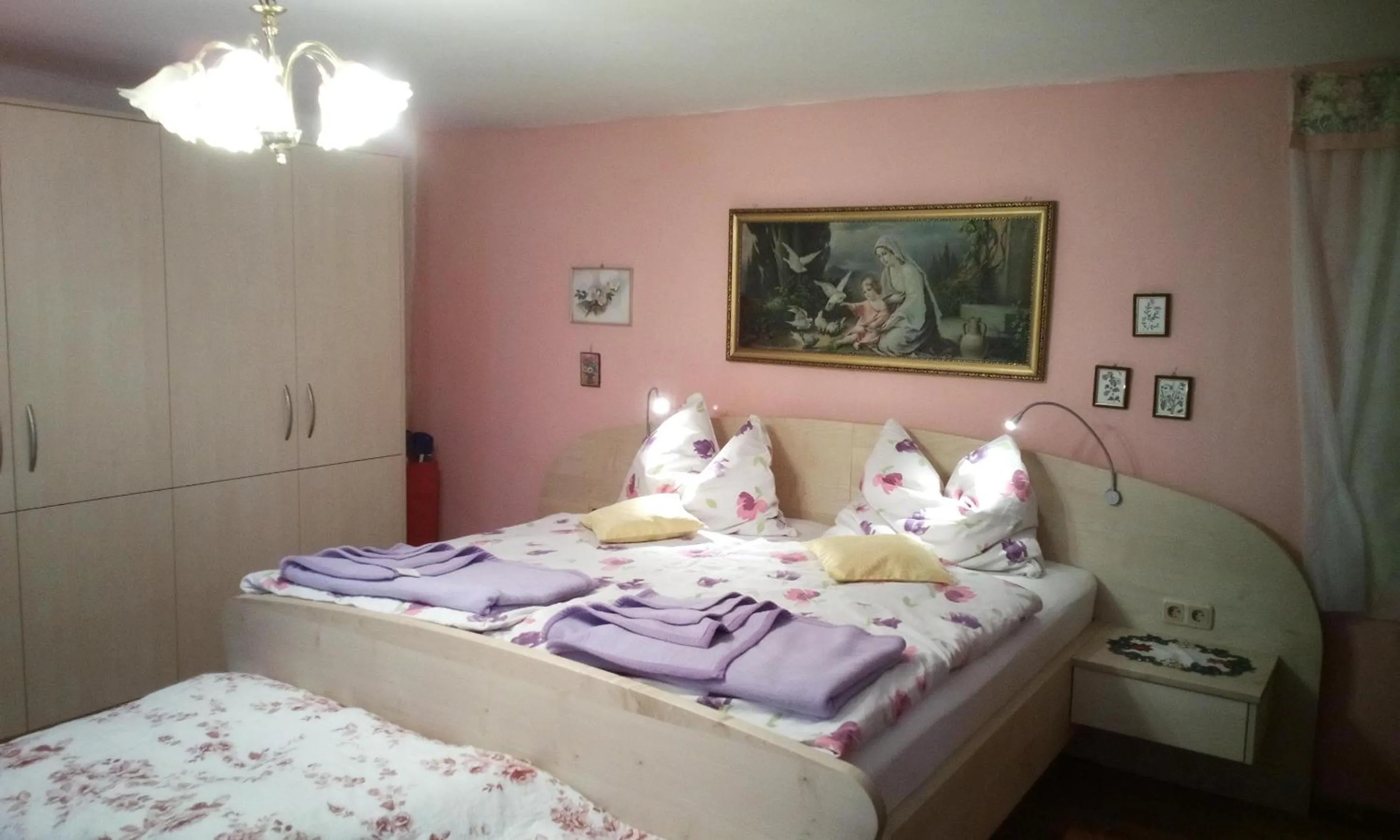 Bed in Weinbau-Gästezimmer Martin und Eva Maria Jamek