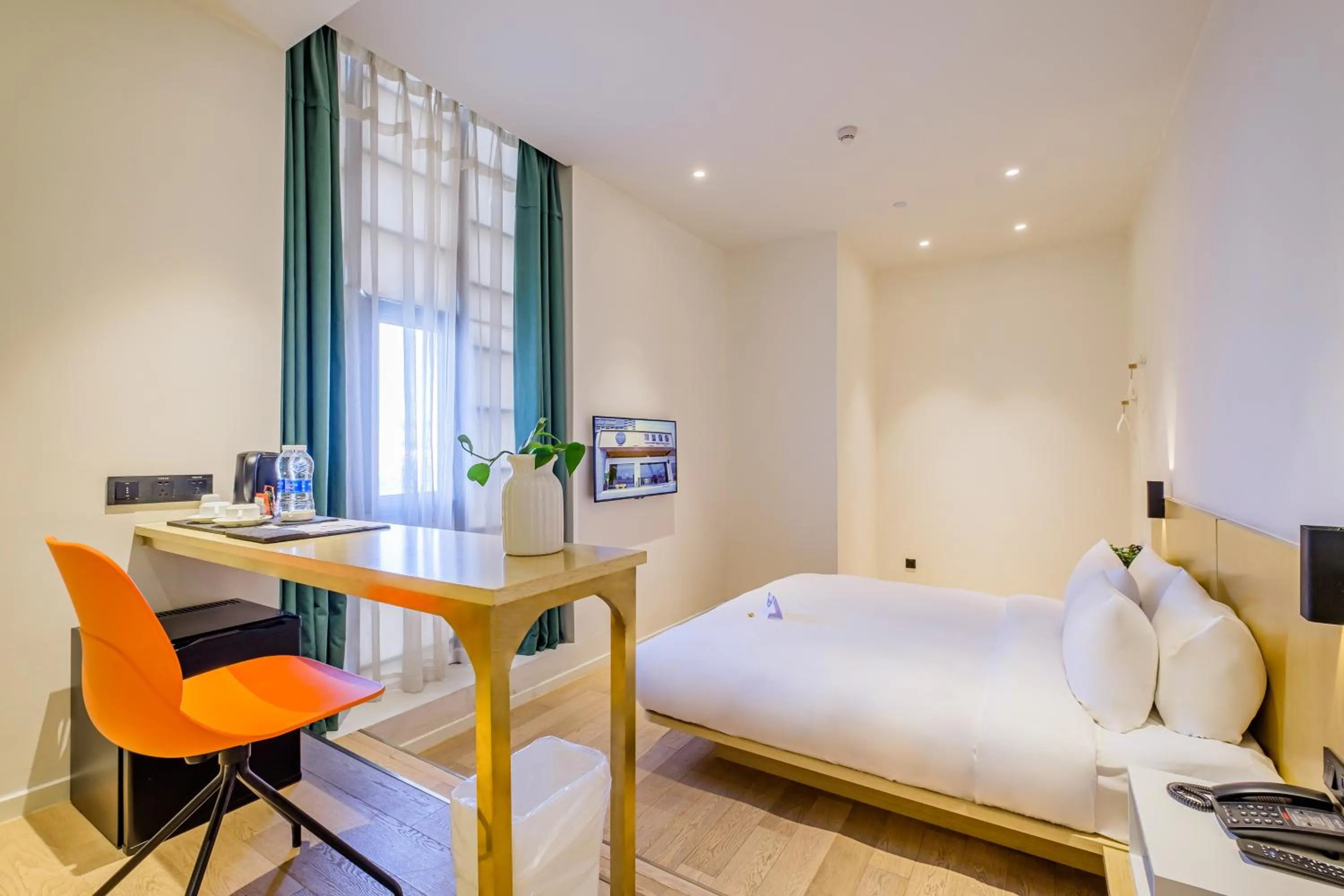 Photo of the whole room, Bed in PACE HOTEL Suzhou Renmin Branch