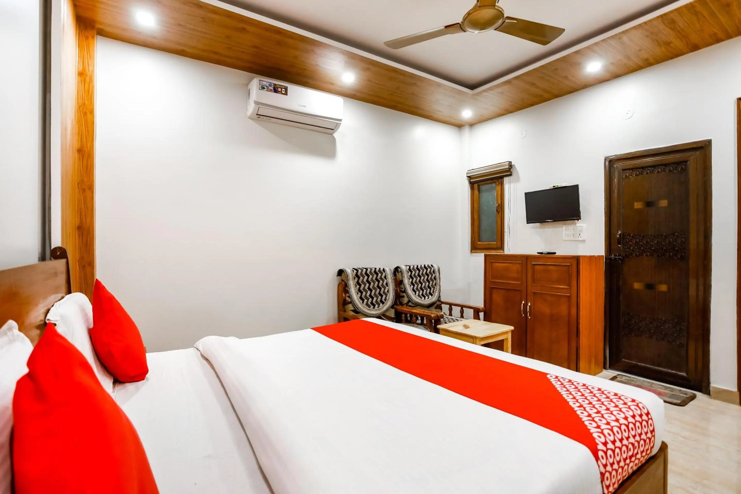 Photo of the whole room, Bed in Sagar Niwas