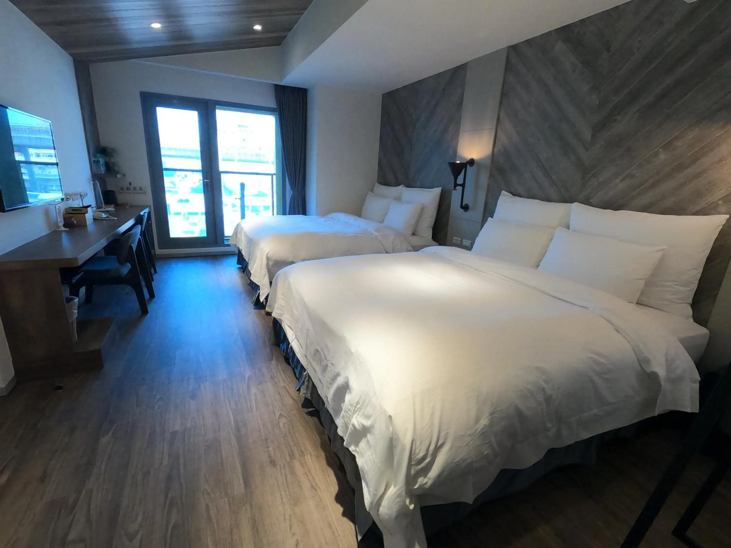 Photo of the whole room, Bed in Watermark Hotel Kaohsiung Main Station