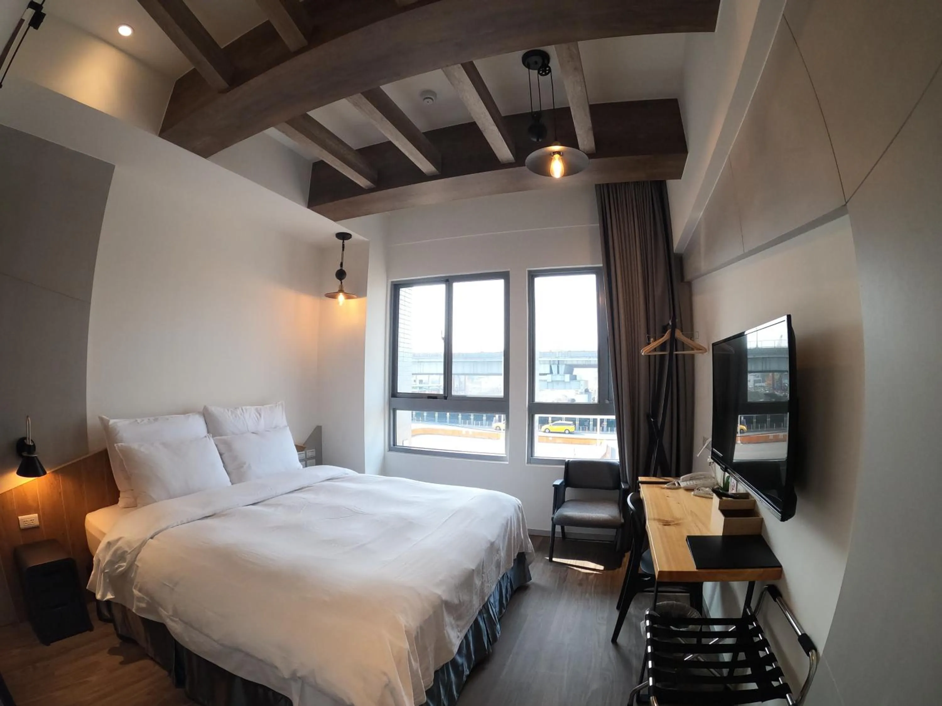 Photo of the whole room, Bed in Watermark Hotel Kaohsiung Main Station