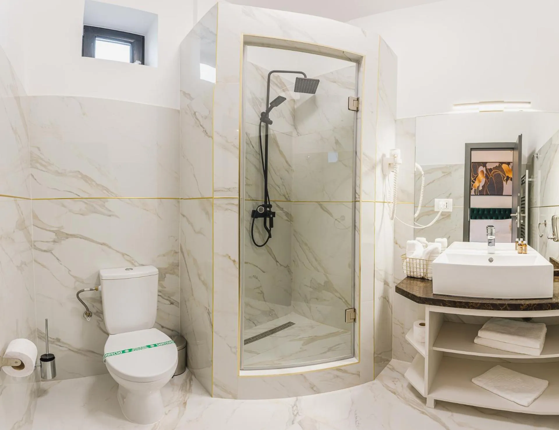 Shower in Motel Andra