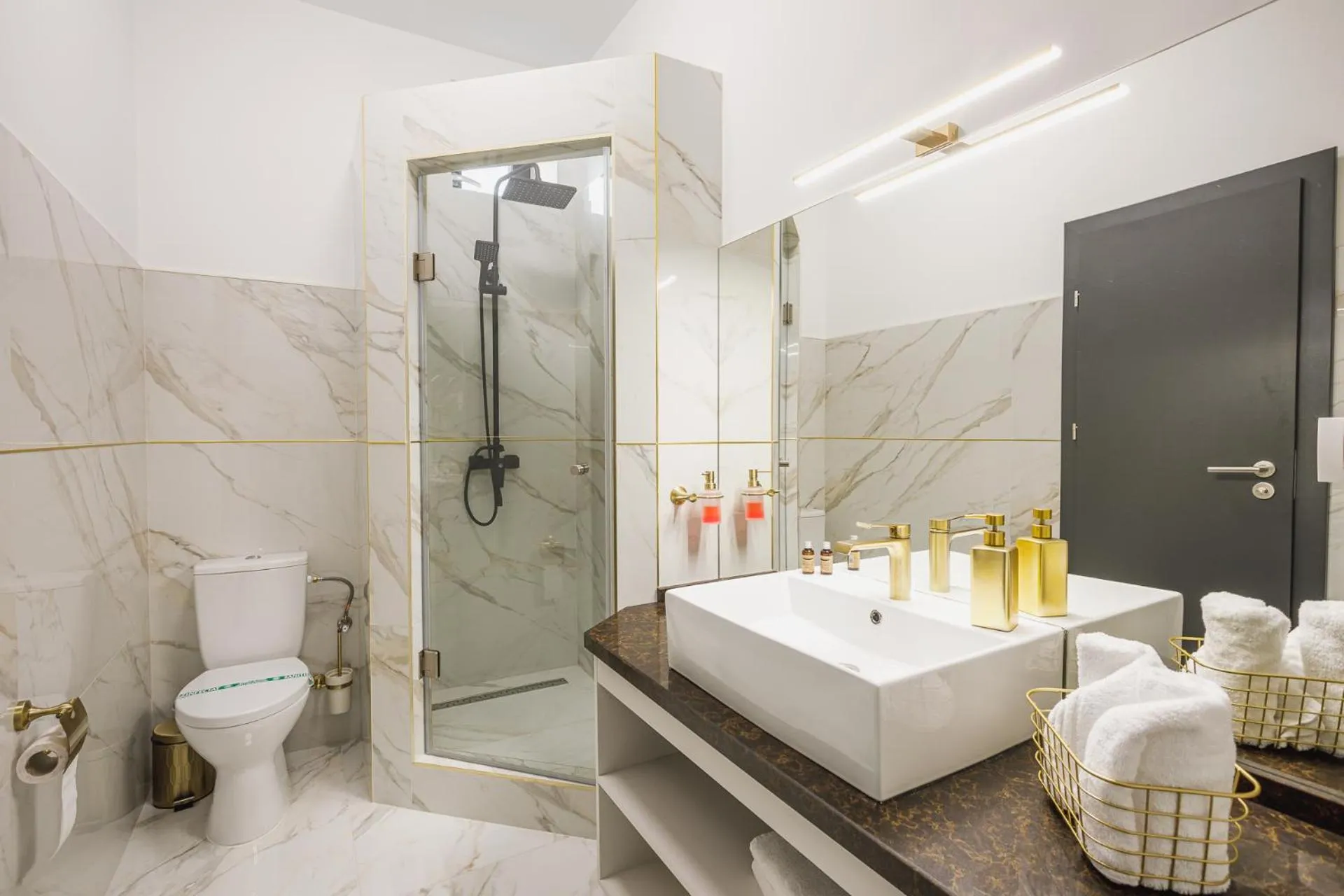 Shower in Motel Andra