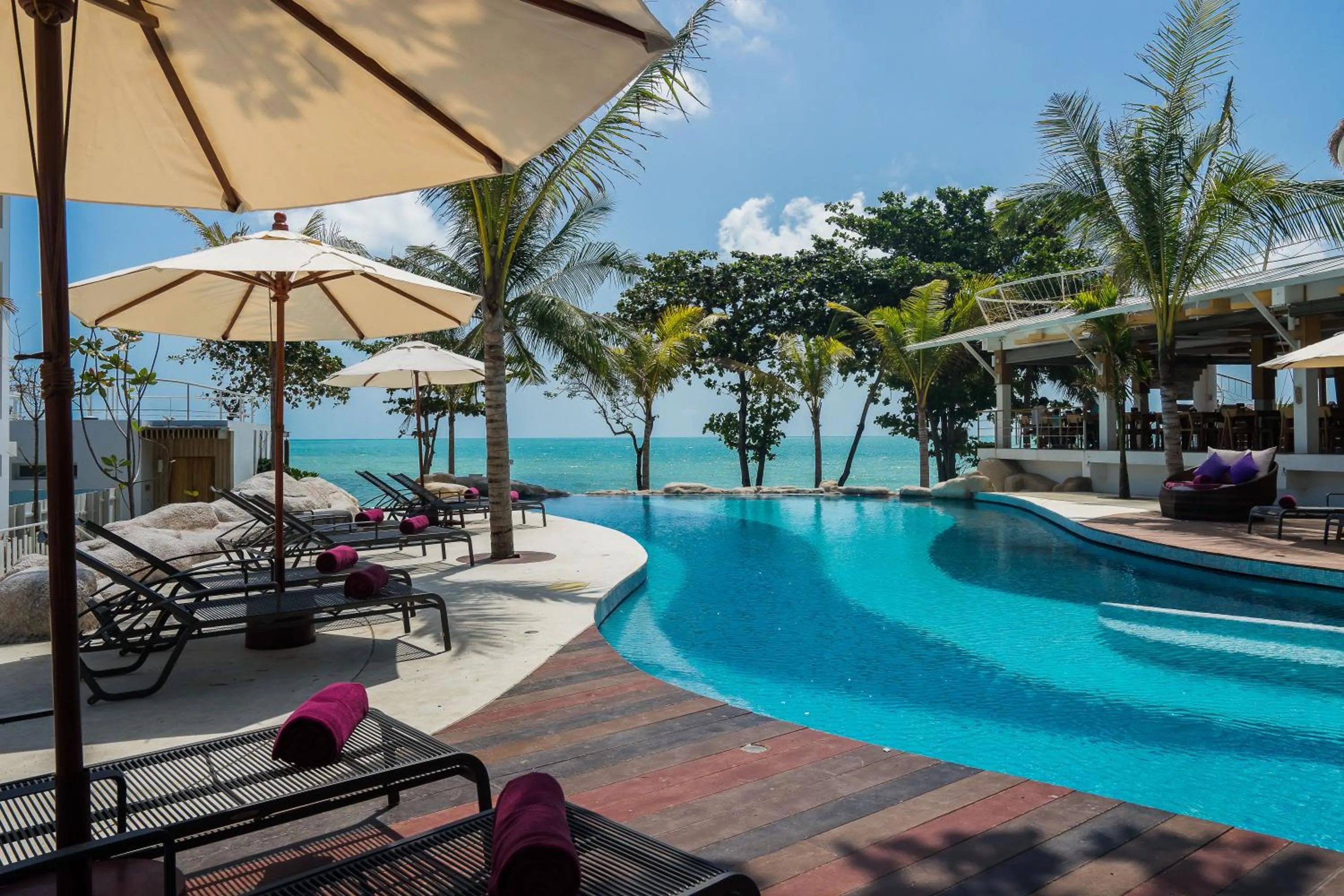 Swimming pool in White Sand Samui Resort