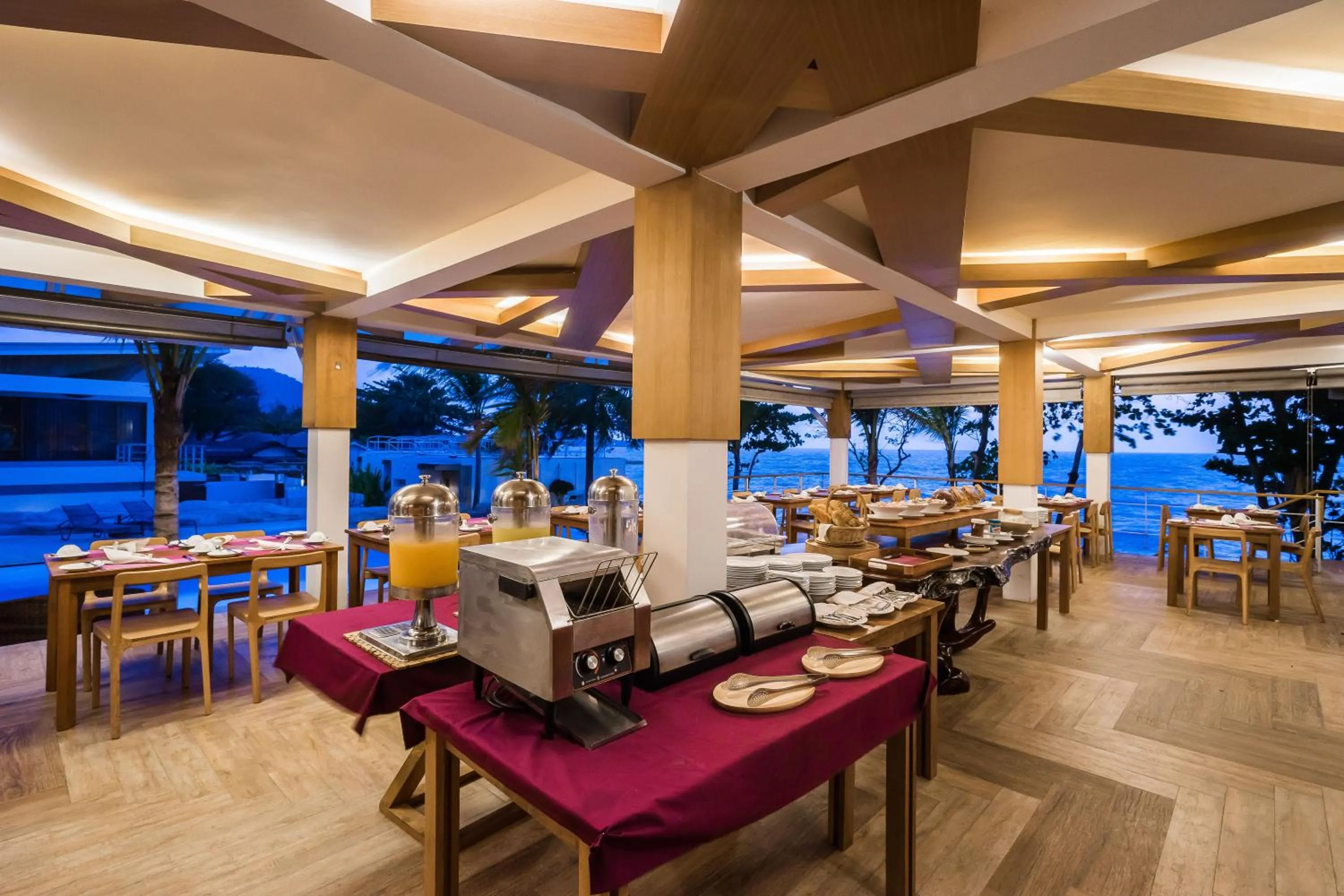 Restaurant/places to eat in White Sand Samui Resort