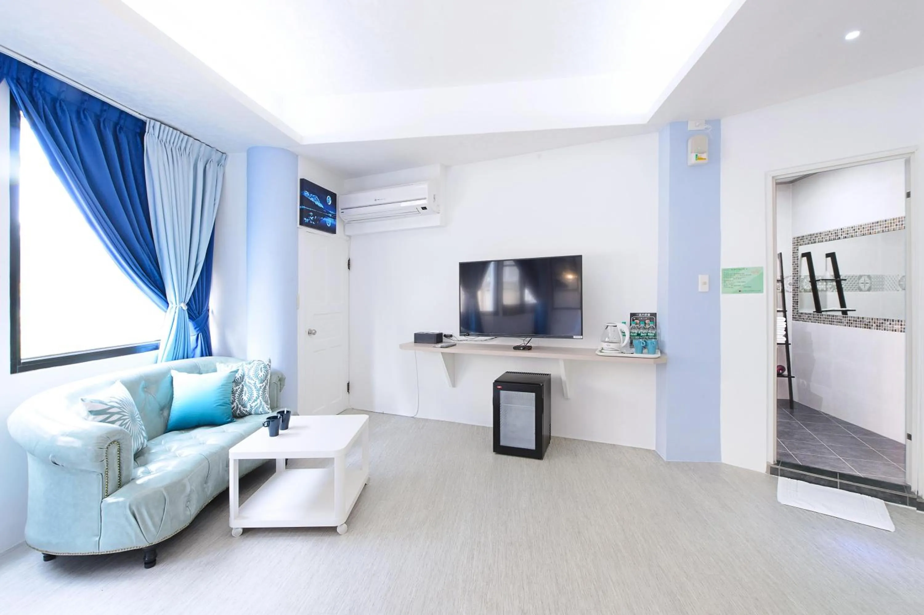 TV and multimedia in Live in the Happiness