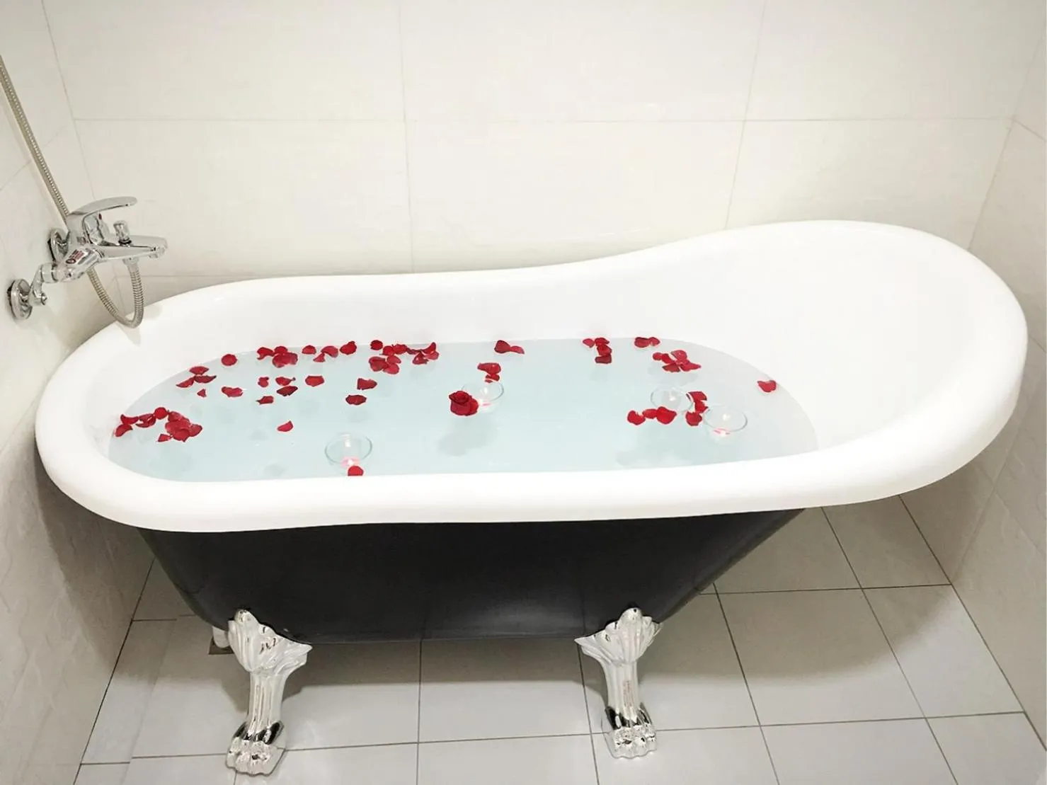 Bathroom in Live in the Happiness