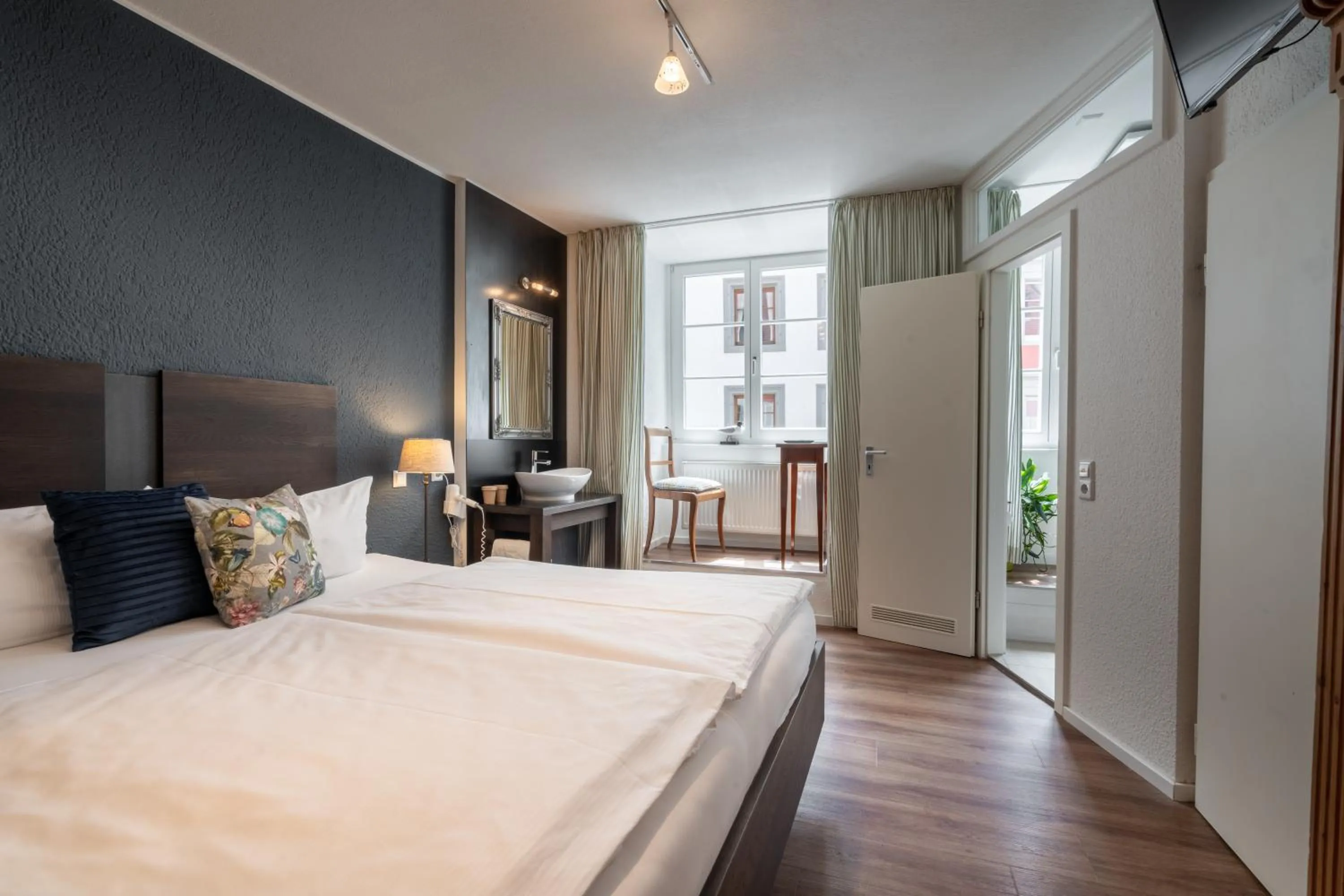 Photo of the whole room, Bed in Hotel am Fischmarkt
