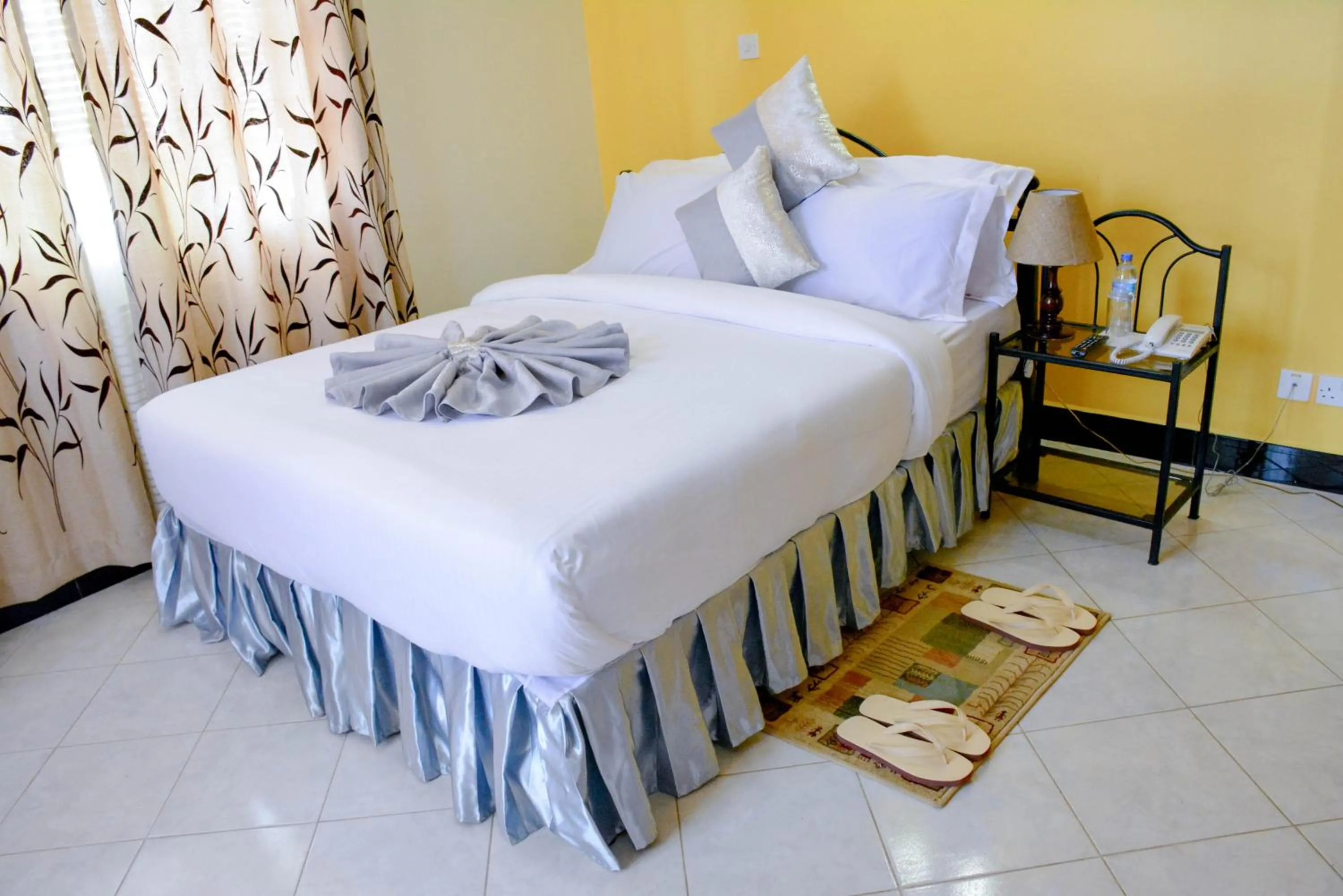 Bed in Crest Safari Lodge Bed and Breakfast