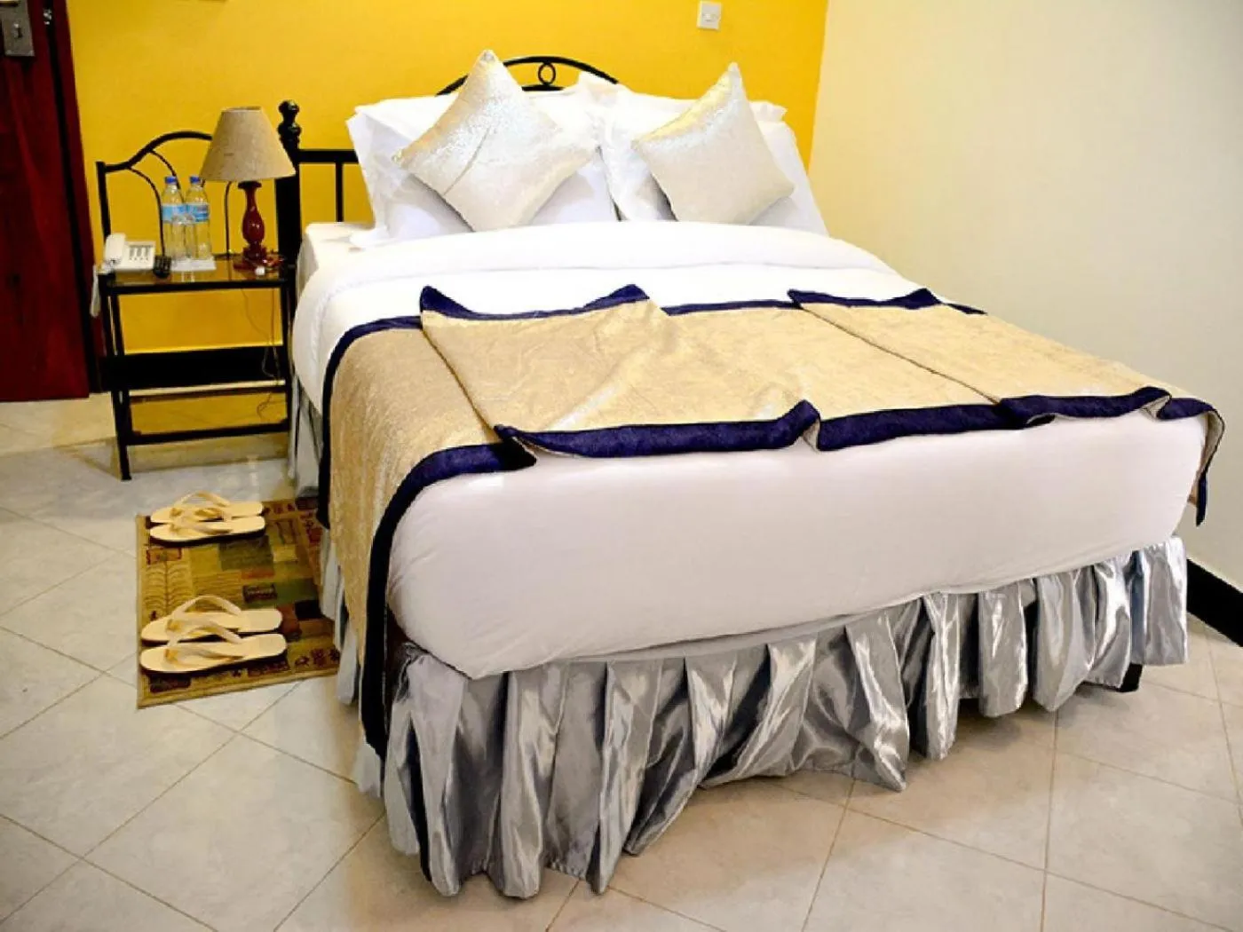 Bed in Crest Safari Lodge Bed and Breakfast