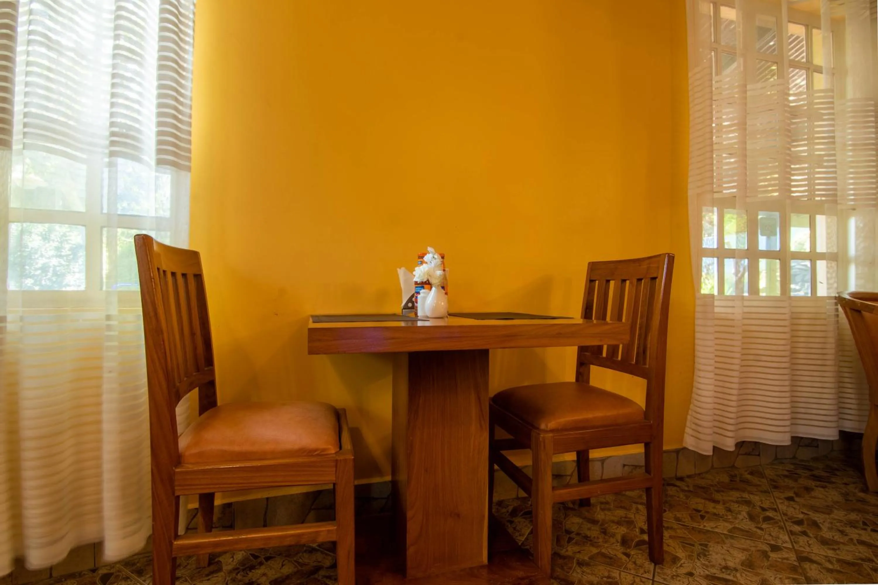 Restaurant/places to eat in Crest Safari Lodge Bed and Breakfast