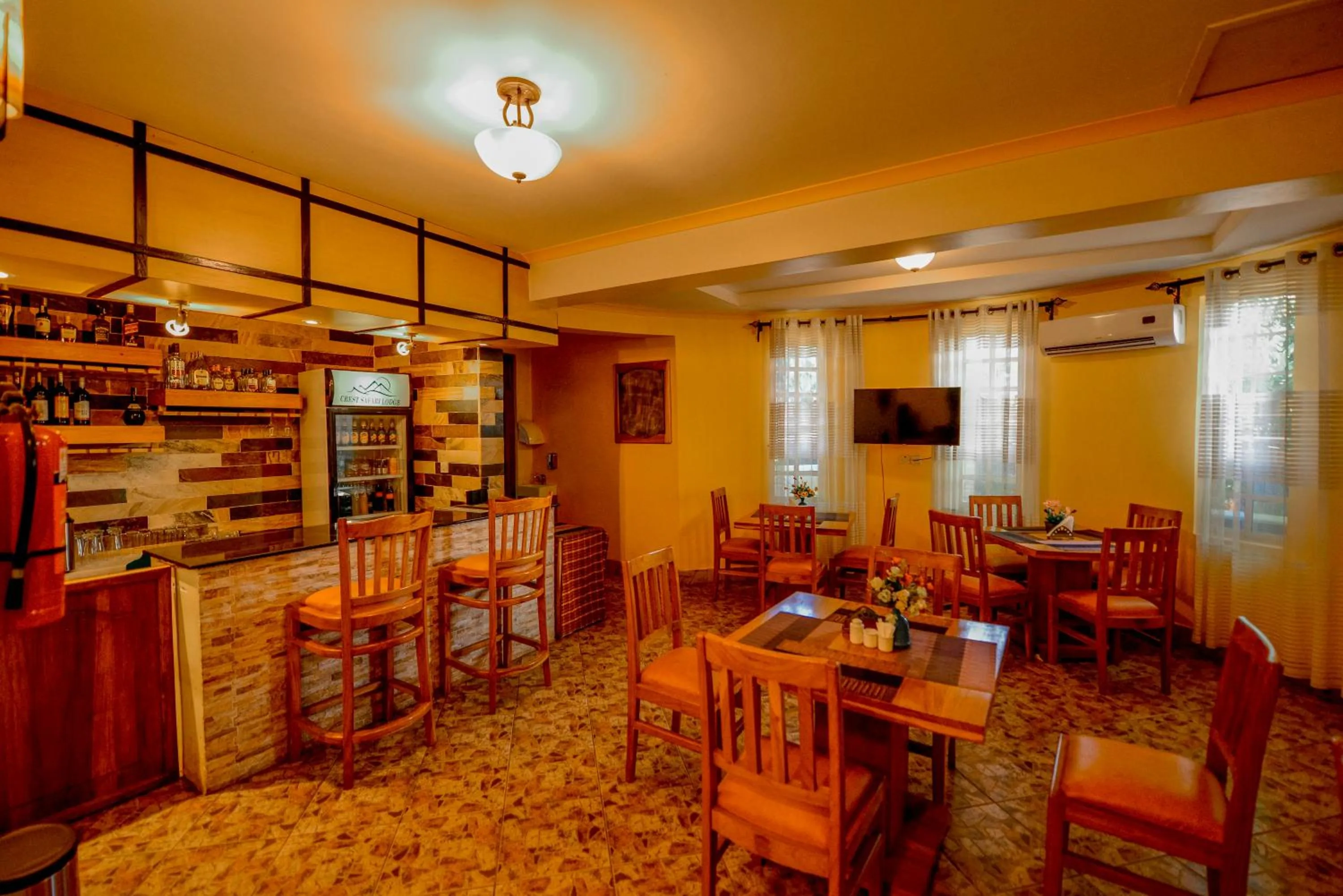 Restaurant/places to eat in Crest Safari Lodge Bed and Breakfast