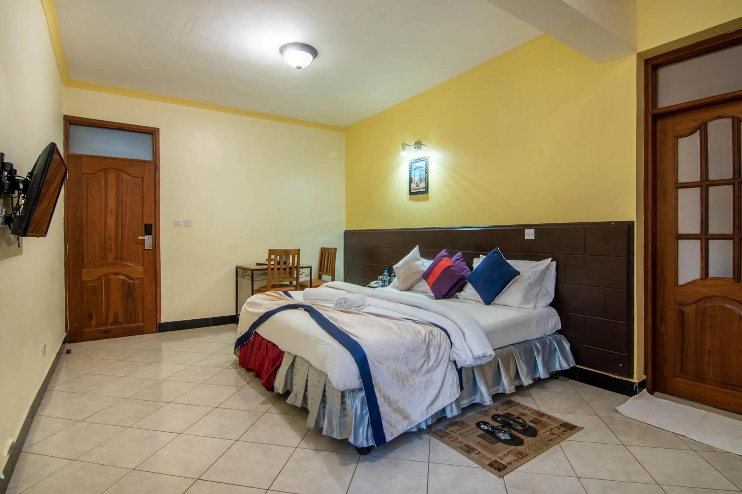 Bed in Crest Safari Lodge Bed and Breakfast