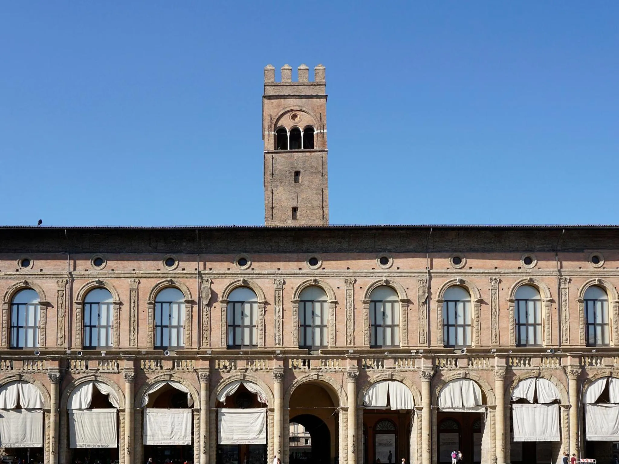 Property building in Casa Isolani Luxury Rooms Piazza Maggiore 1