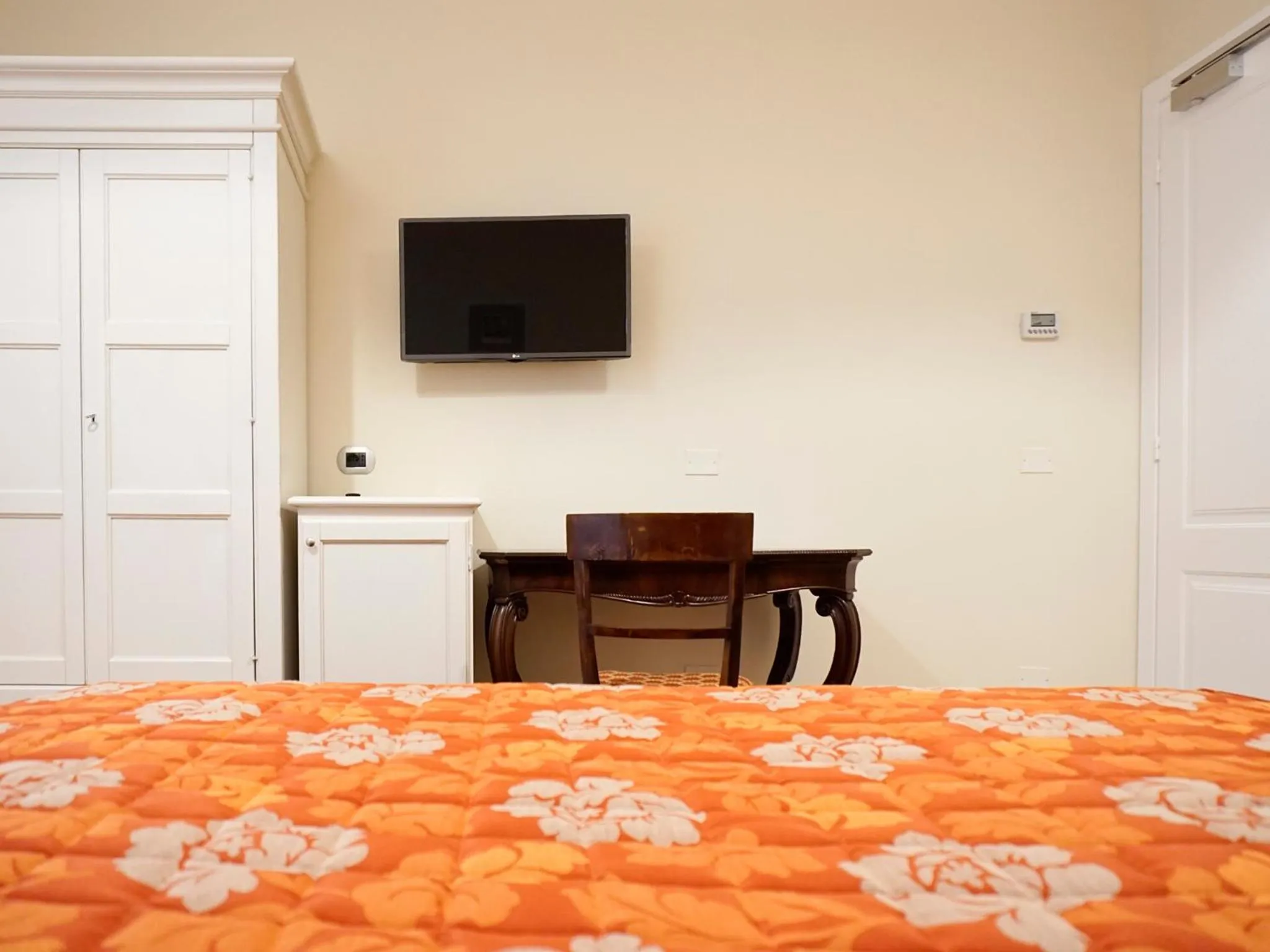 Photo of the whole room, Bed in Casa Isolani Luxury Rooms Piazza Maggiore 1