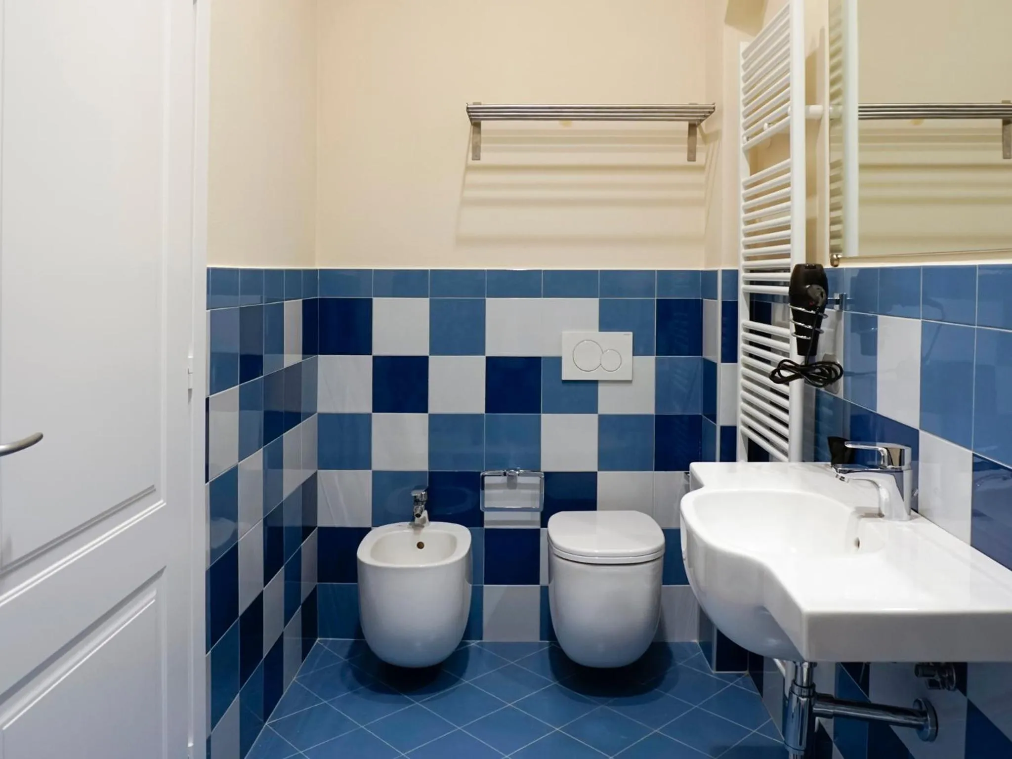 Bathroom in Casa Isolani Luxury Rooms Piazza Maggiore 1