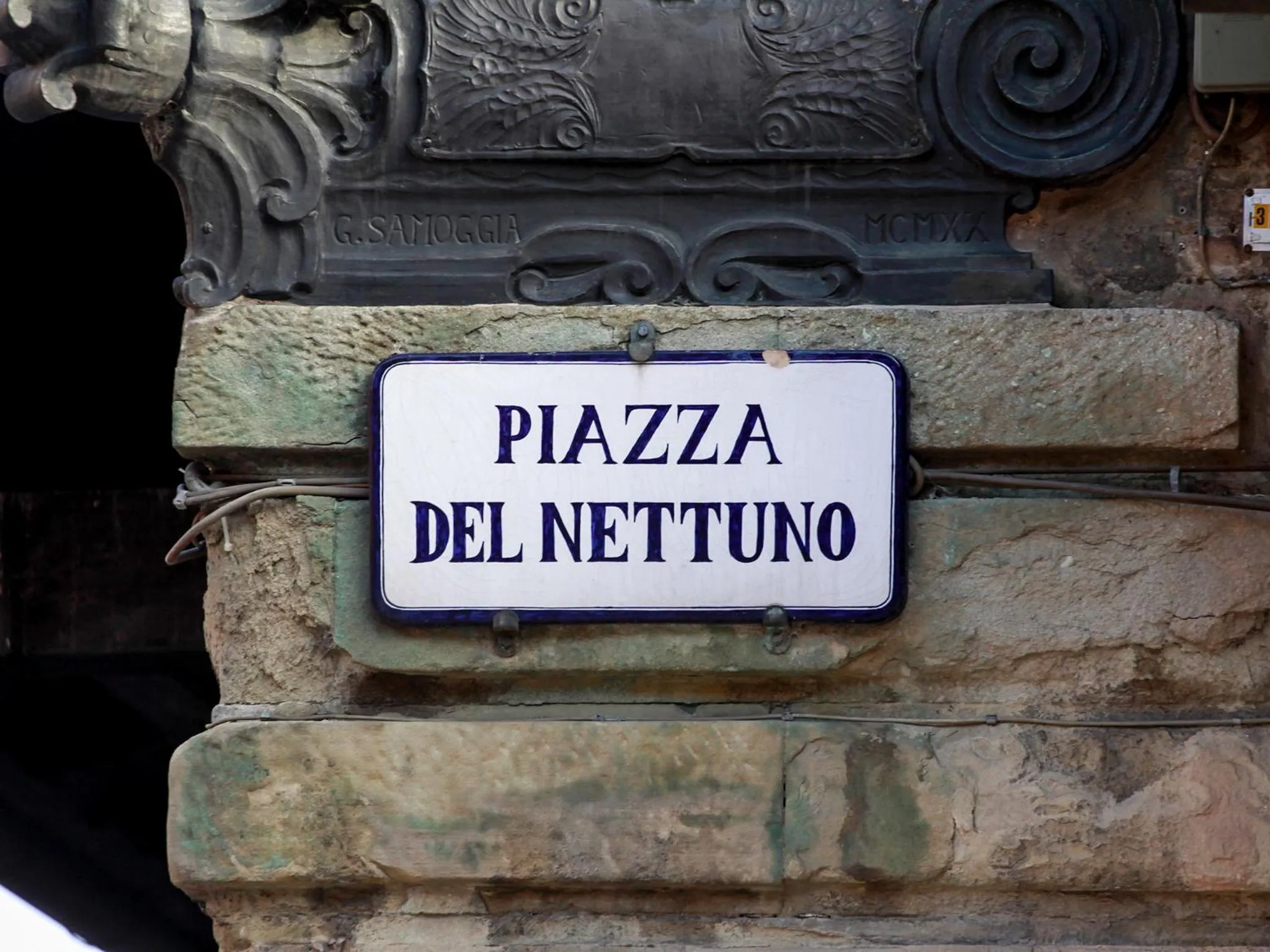 Property building in Casa Isolani Luxury Rooms Piazza Maggiore 1