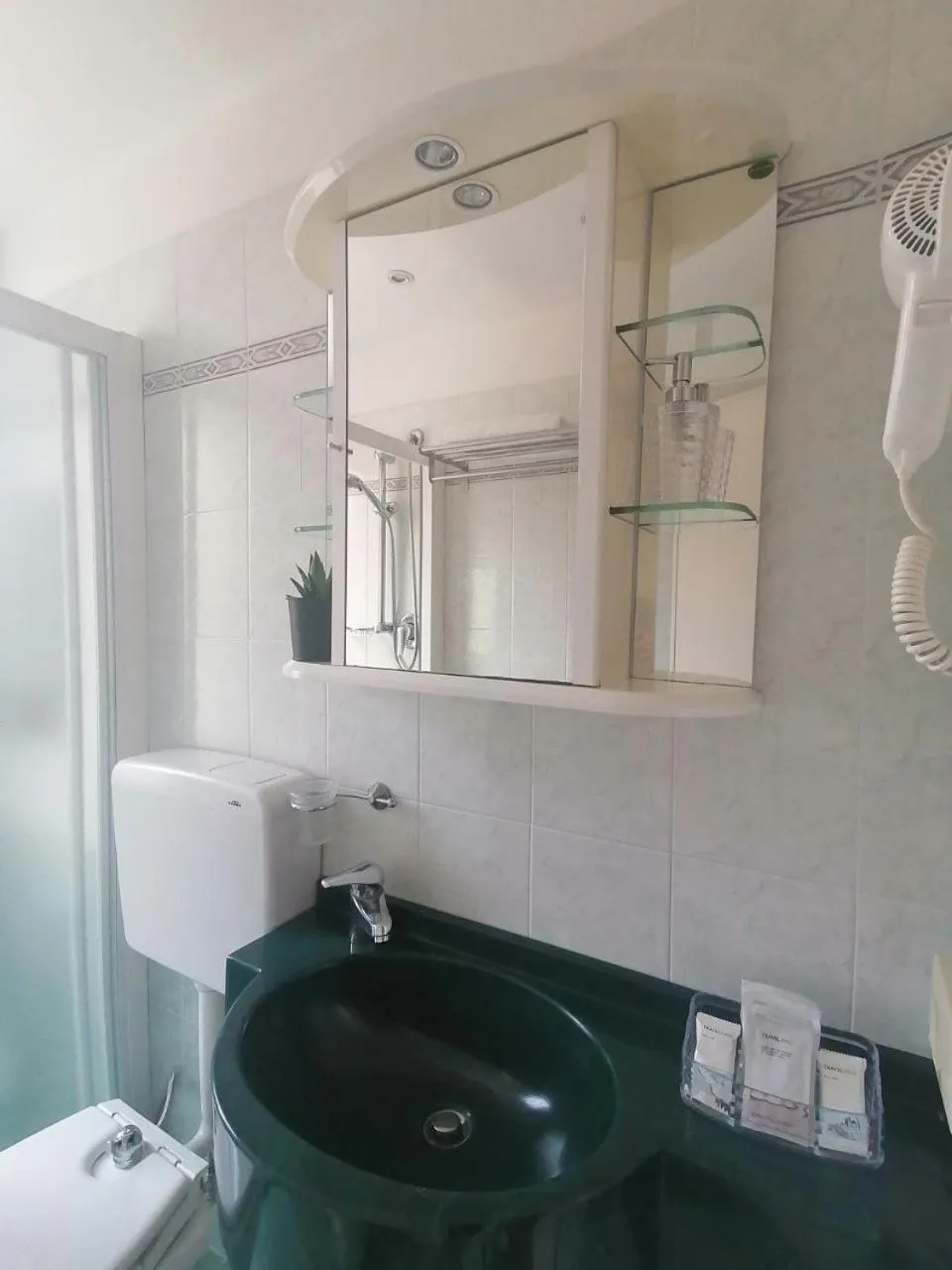 Bathroom in California Pastry Hotel