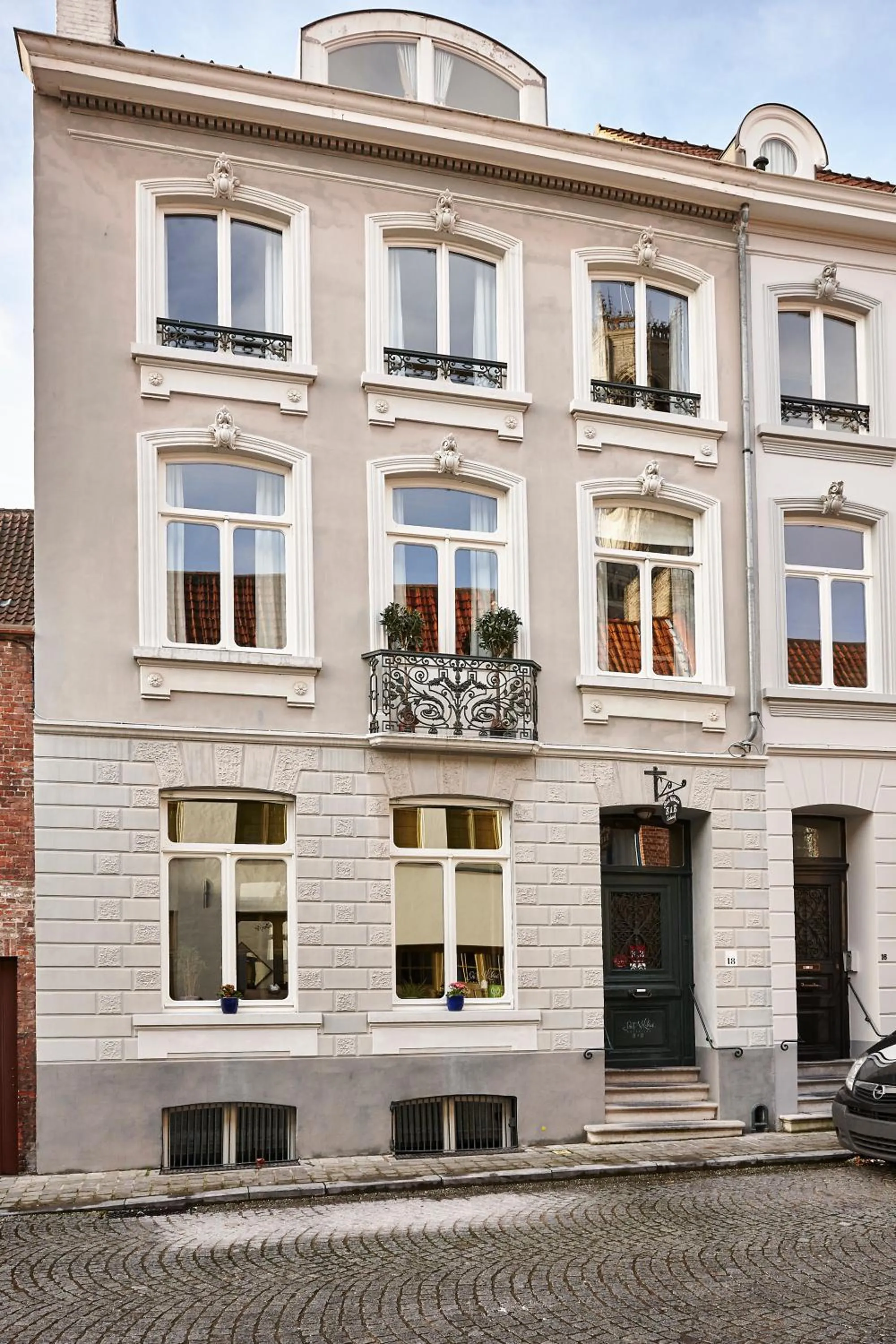 Facade/entrance in Amato-Brugge
