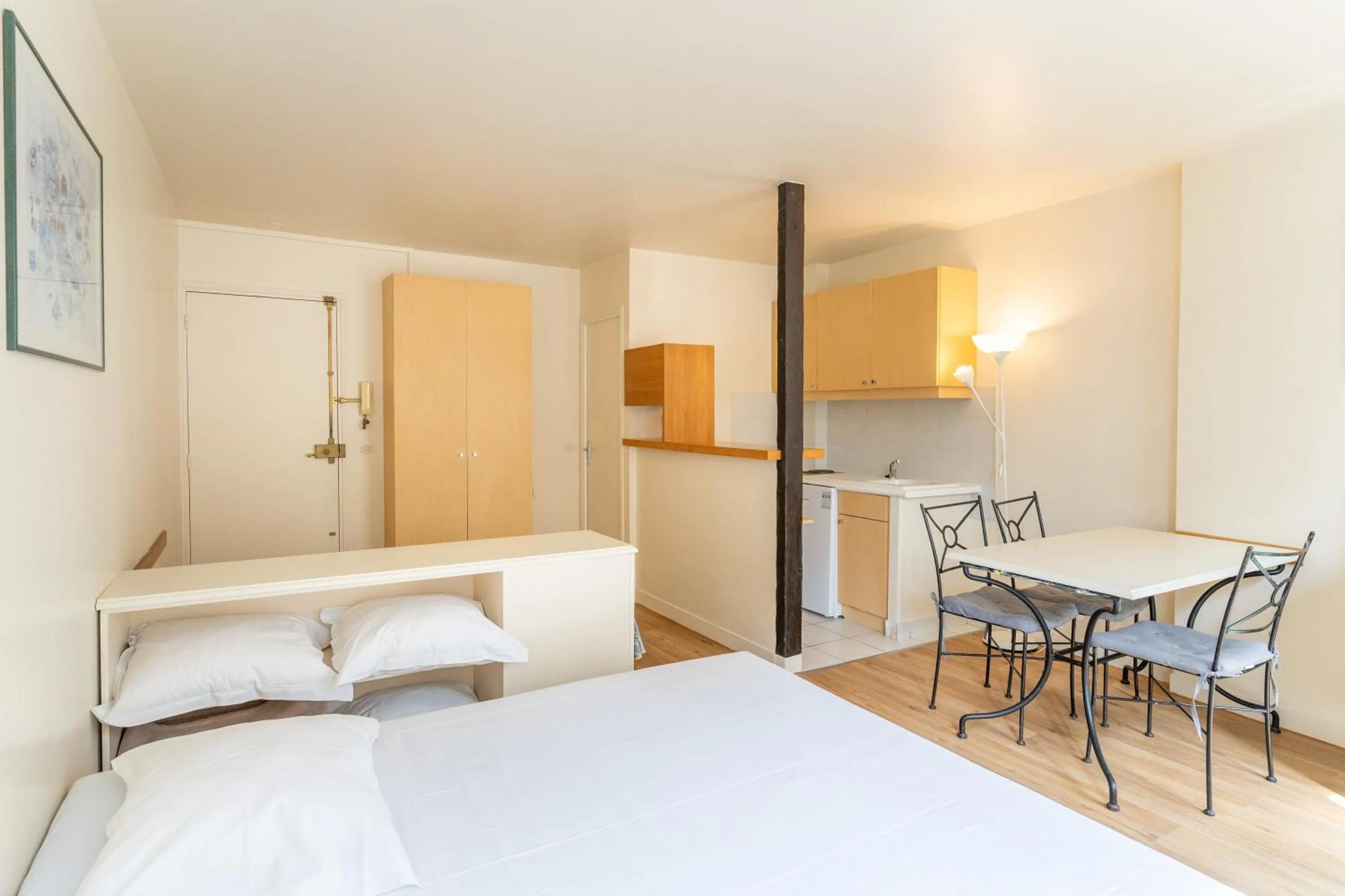 Bedroom, Bed in Hôtel Capfun Le Saint Germain, Paris