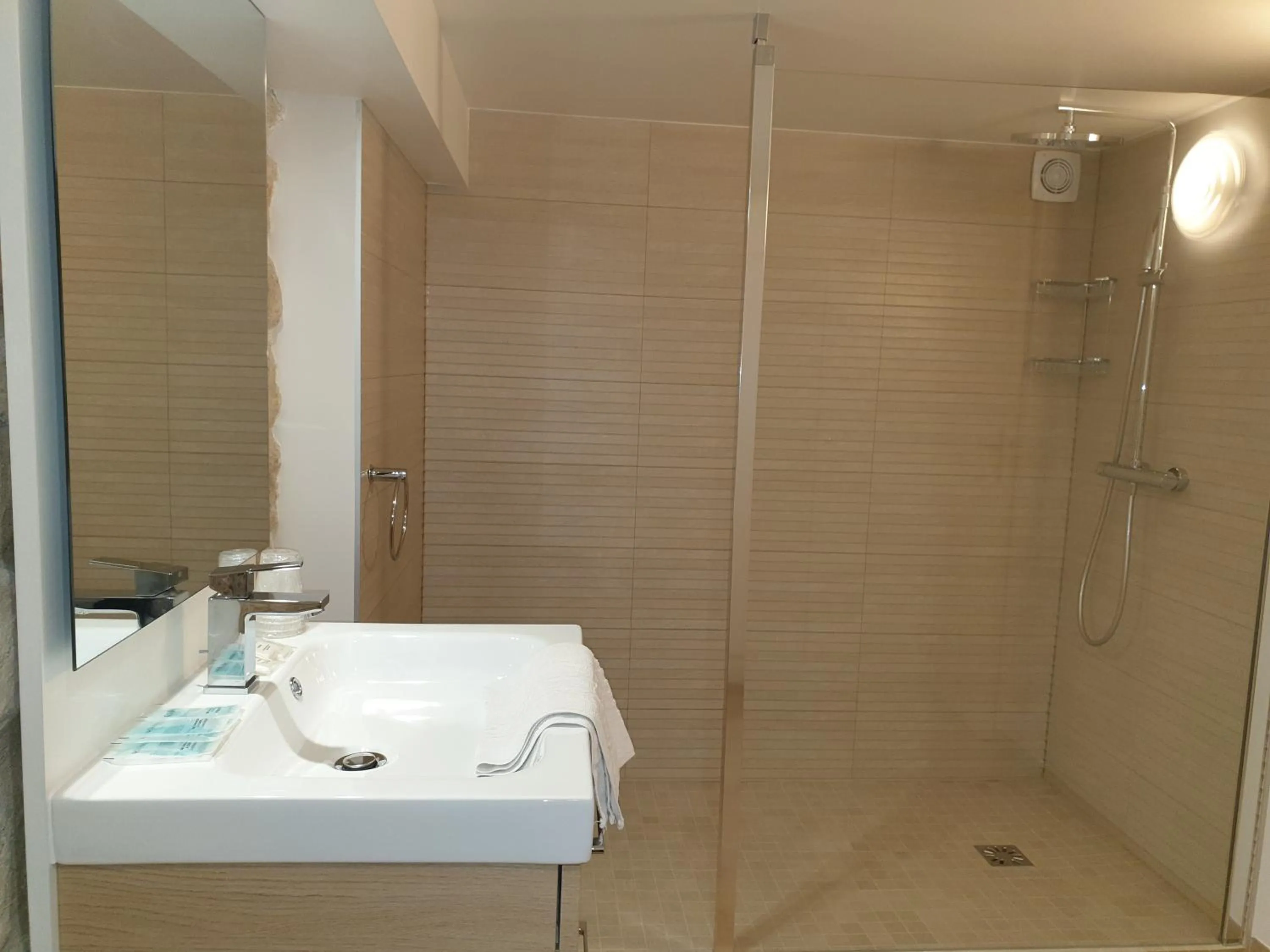 Bathroom in Hôtel Capfun Le Saint Germain, Paris