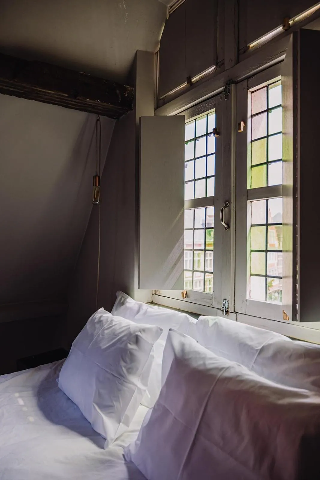 Bed in Burgstraat 8