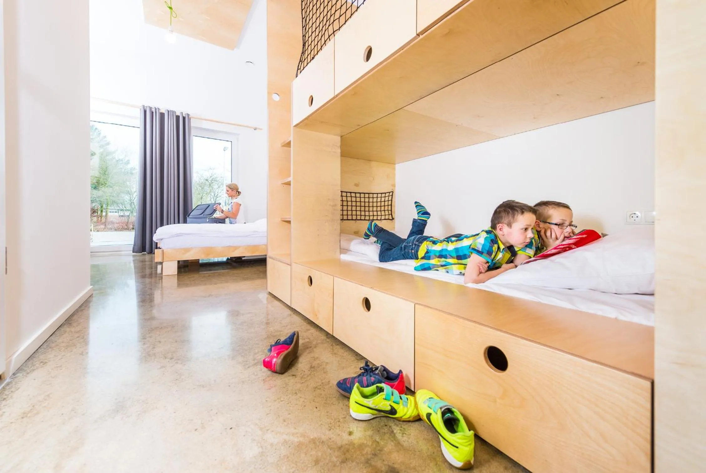 Photo of the whole room, Bed in moveINN