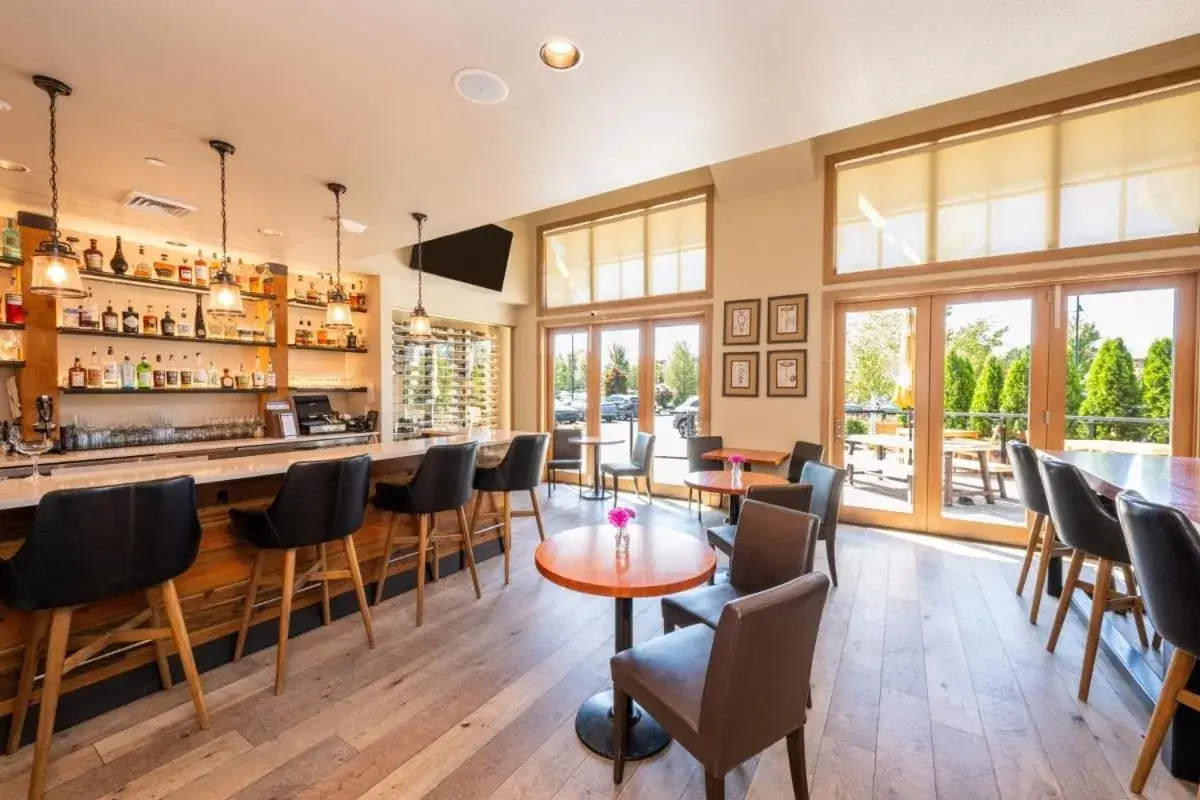 Lounge or bar in The Lodge at Columbia Point Lounge or bar in The Lodge at Columbia Point