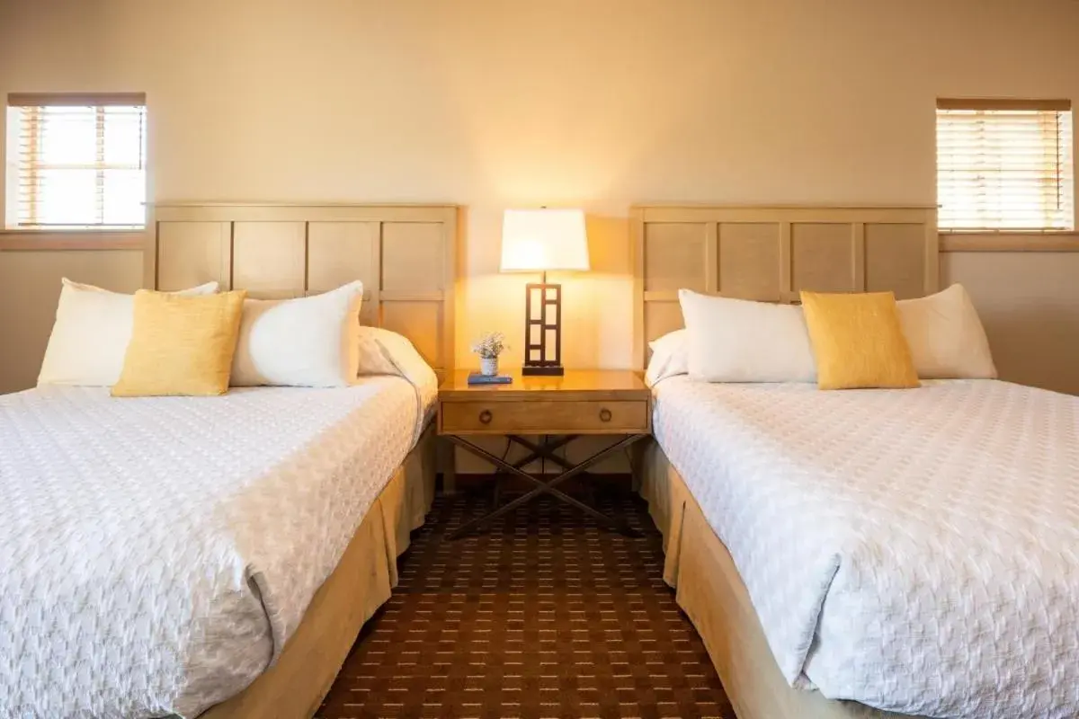 Mountain View Queen Queen Deluxe in The Lodge at Columbia Point Mountain View Queen Queen Deluxe in The Lodge at Columbia Point