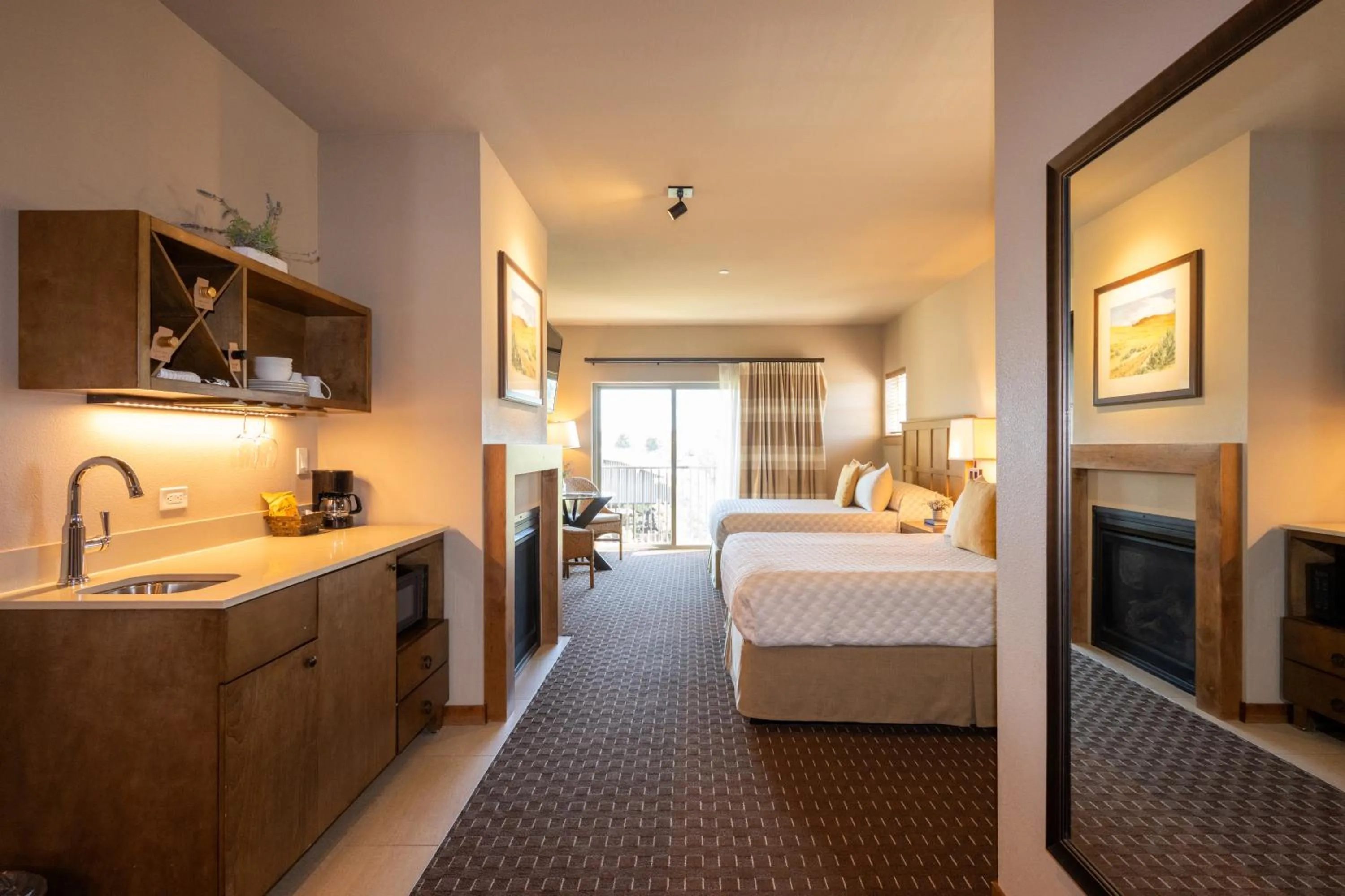 Photo of the whole room, Bed in The Lodge at Columbia Point