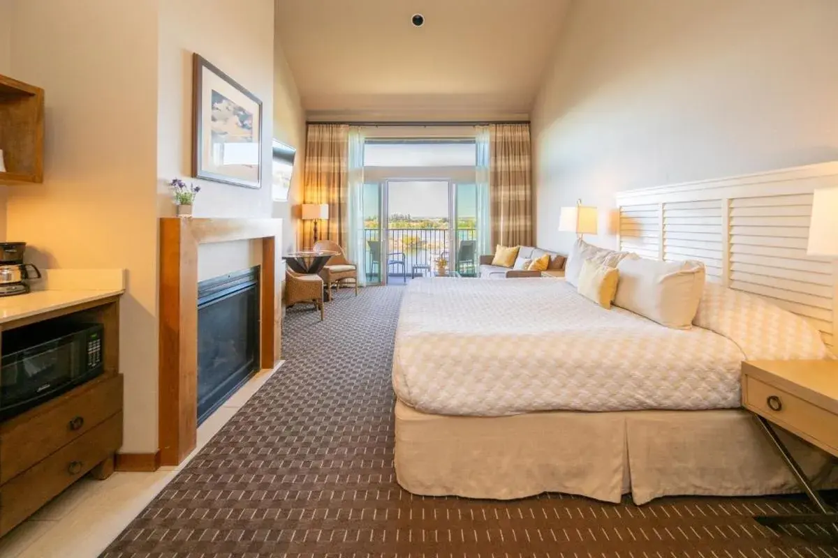 Grand Cru Riverfront King Premium in The Lodge at Columbia Point Grand Cru Riverfront King Premium in The Lodge at Columbia Point