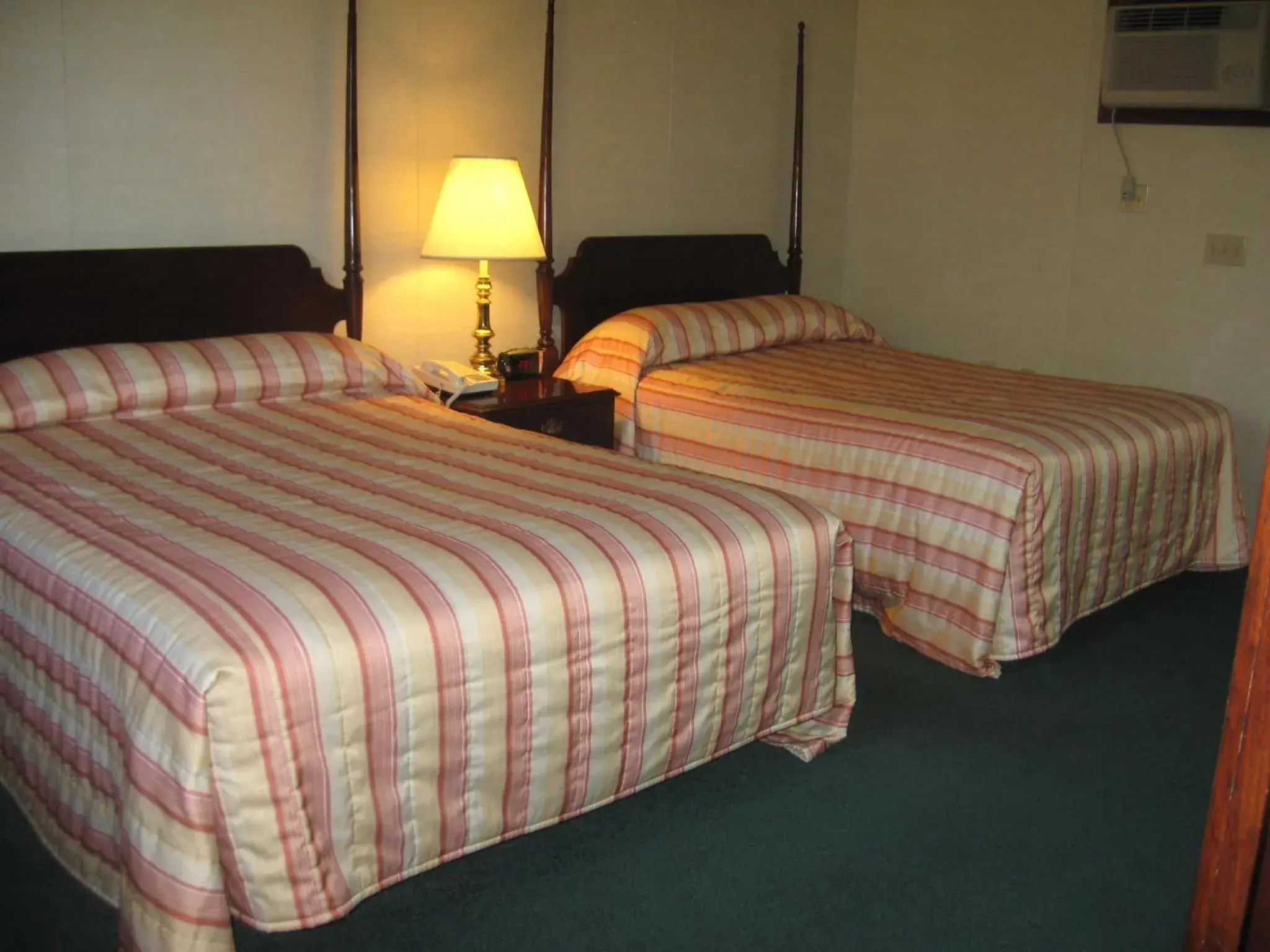 Budget Double Room in Lockport Inn and Suites Budget Double Room in Lockport Inn and Suites