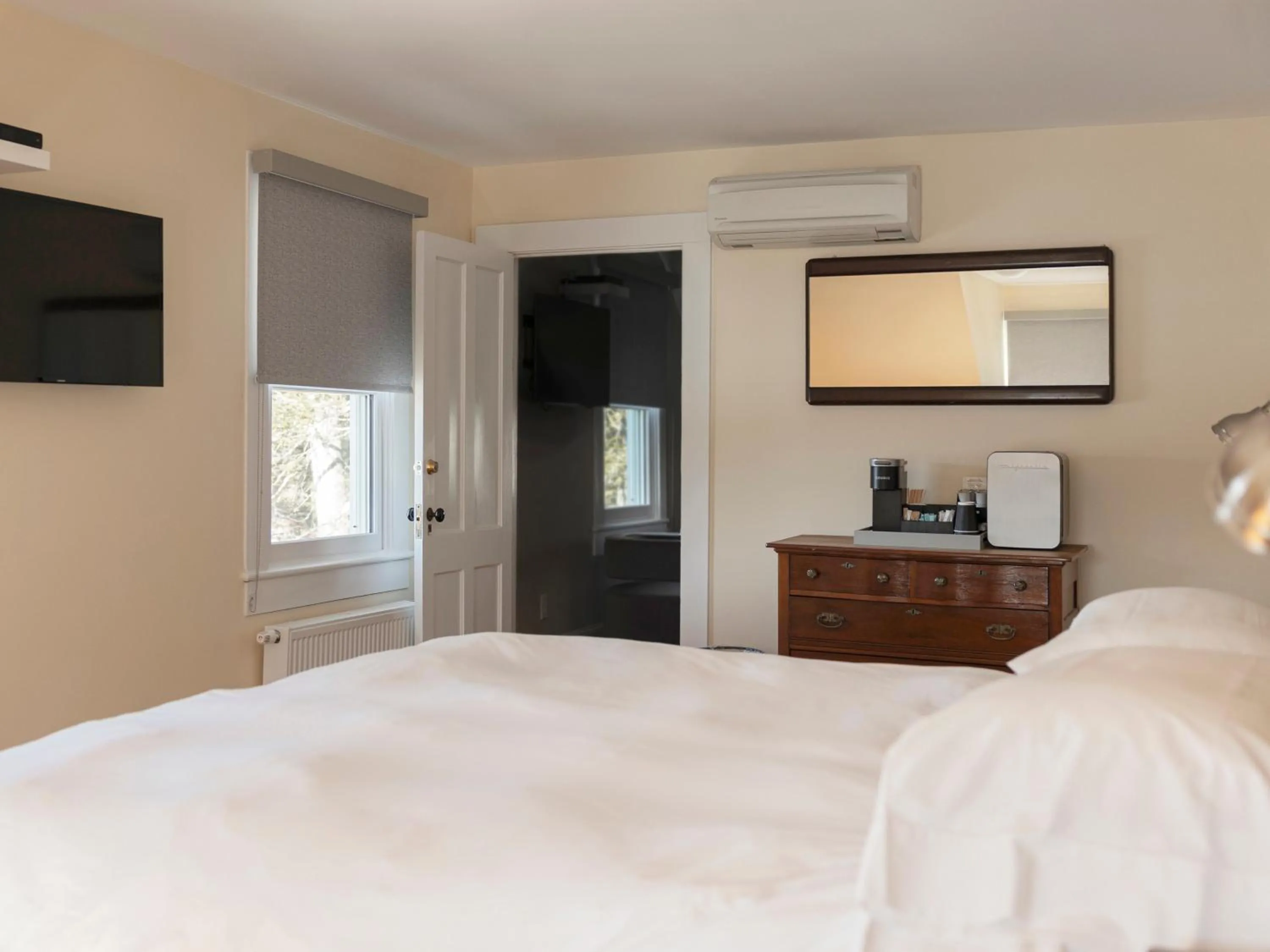 Bed in Lakehouse Inn