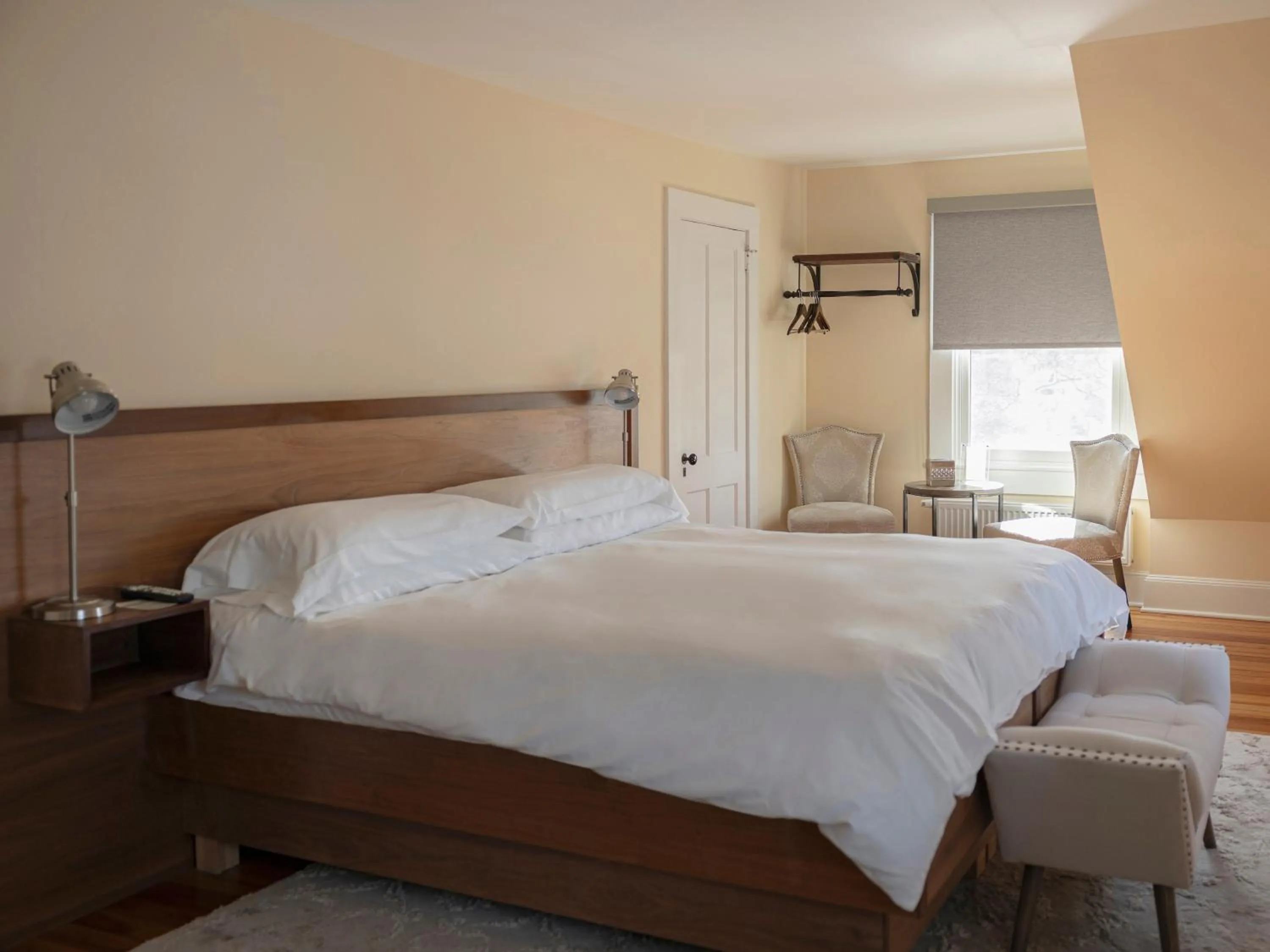 Bed in Lakehouse Inn