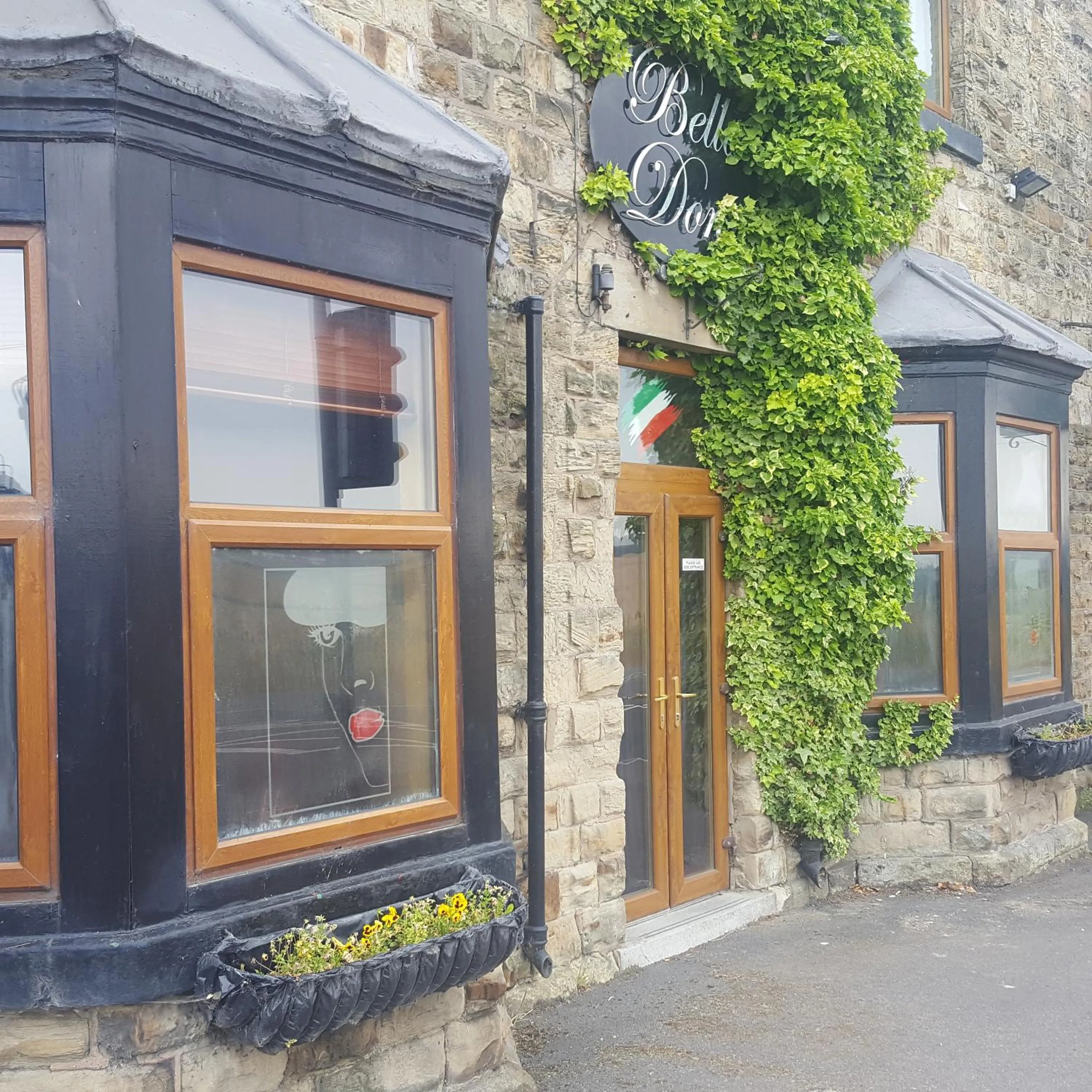 Restaurant/places to eat in The Renishaw Rooms