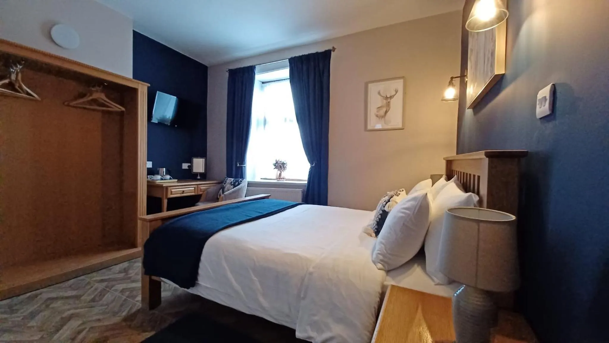 Bedroom, Bed in The Renishaw Rooms