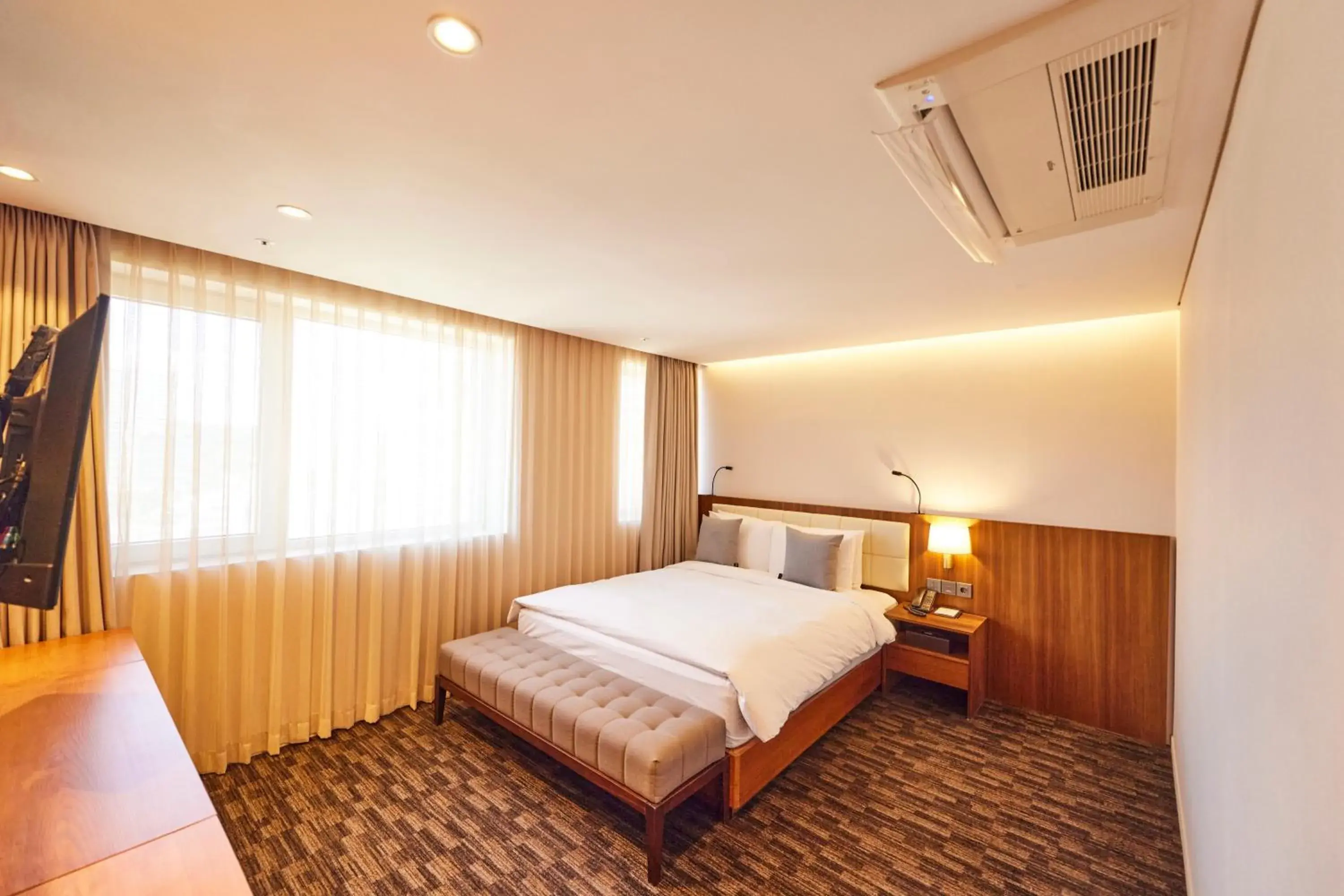 Deluxe Double Room - Disability Access in Hotel Uri& Deluxe Double Room - Disability Access in Hotel Uri&