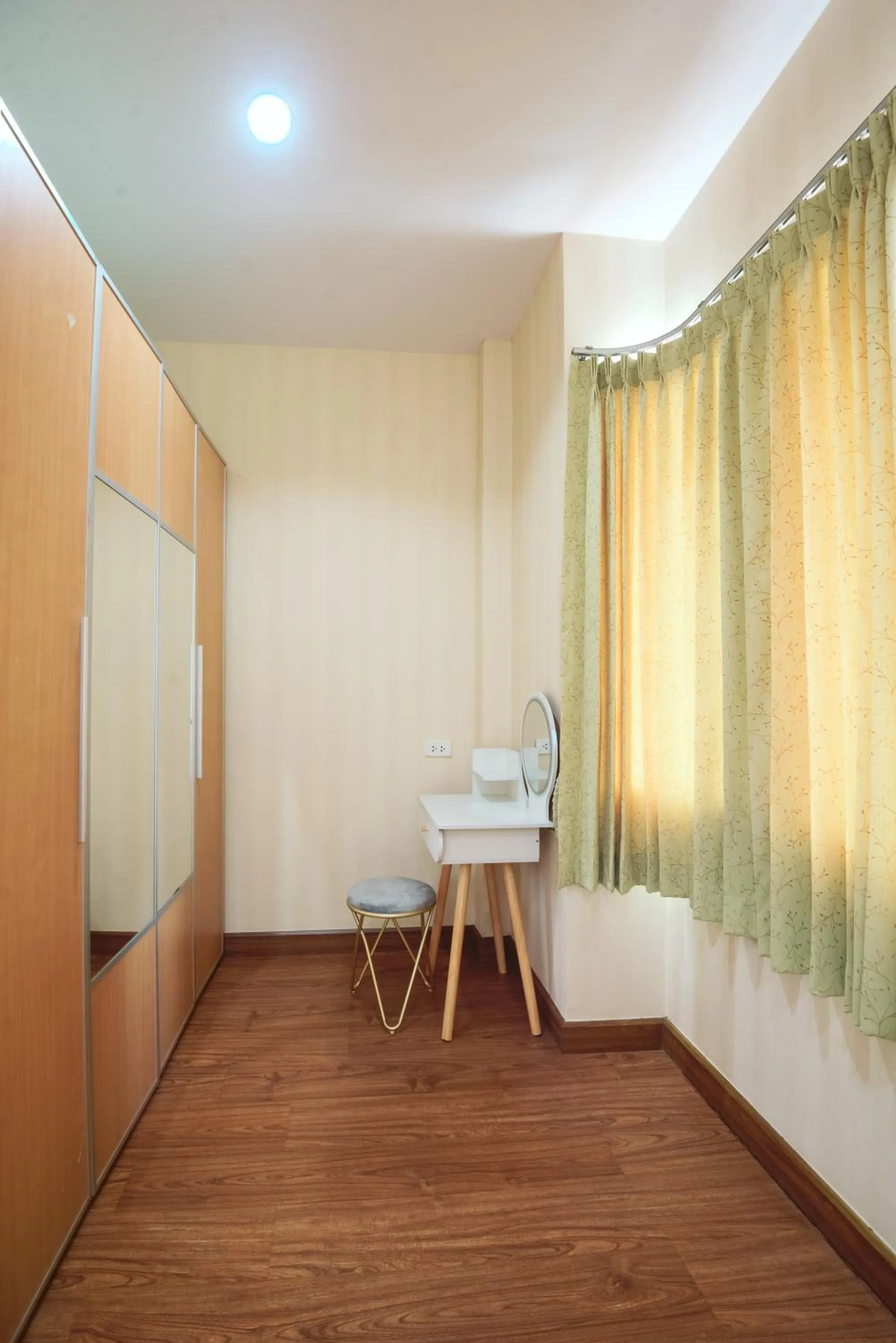 hair dresser in June Pool Villa