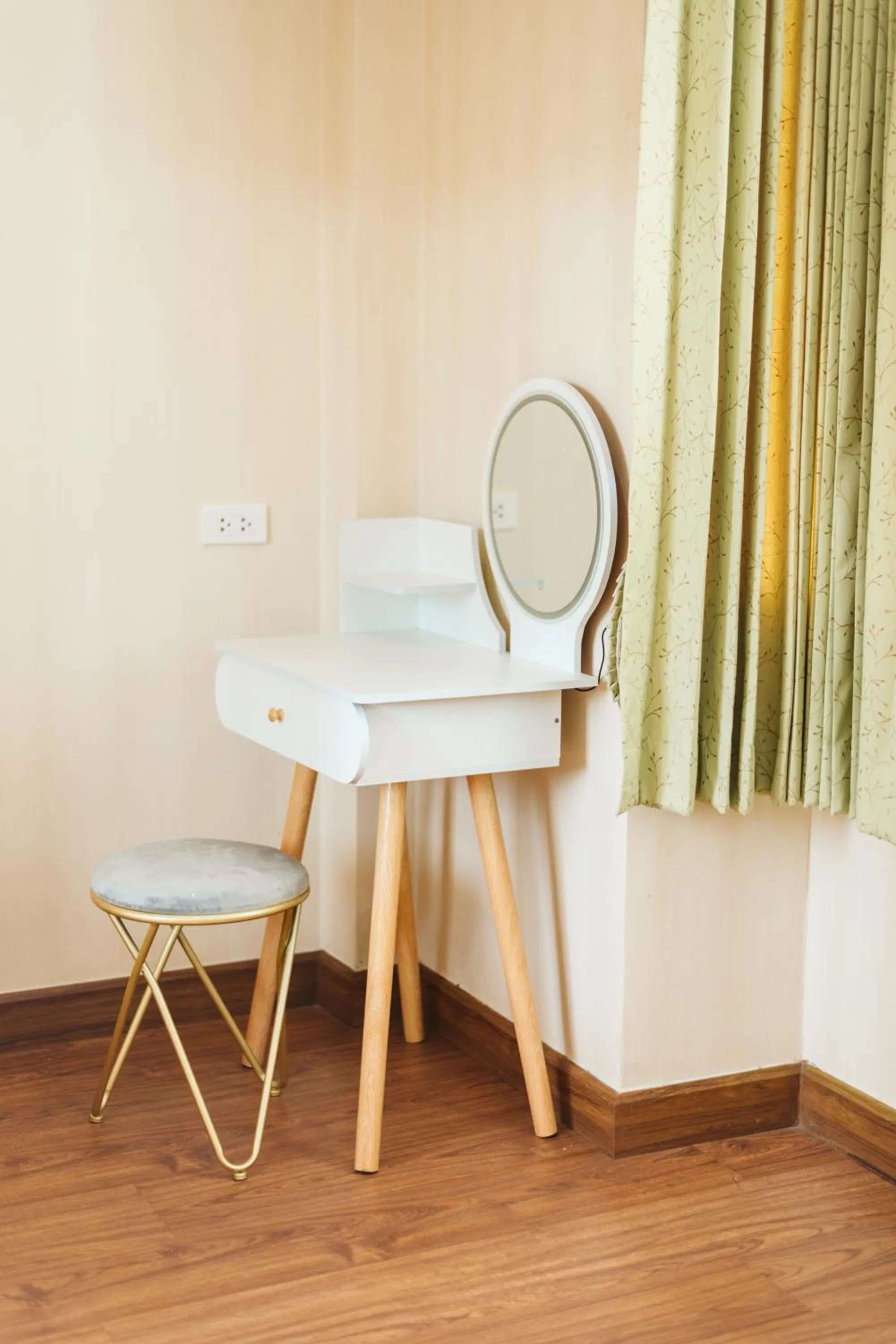 hair dresser in June Pool Villa