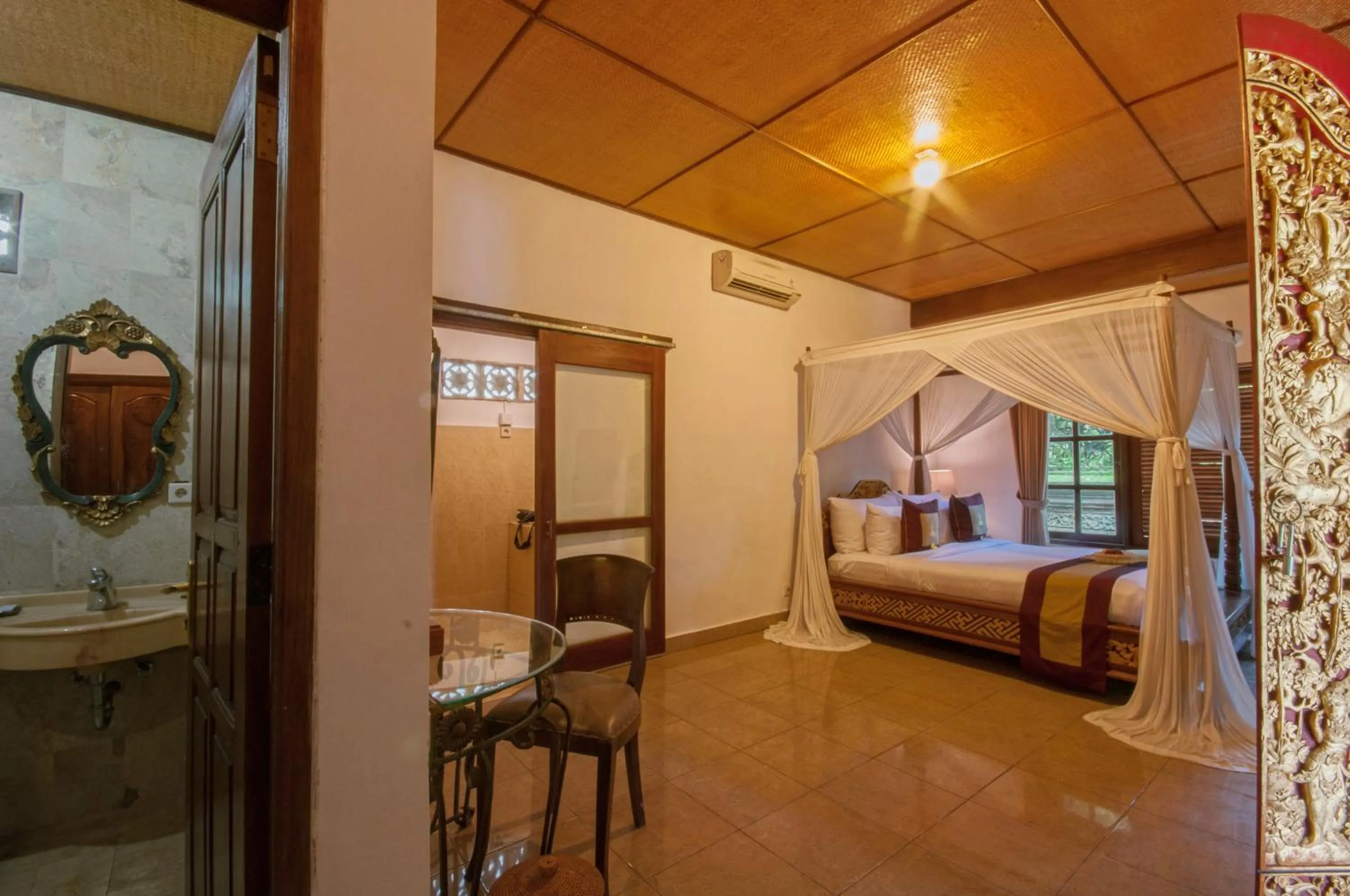 Bed in Uma Dawa Resort and Spa