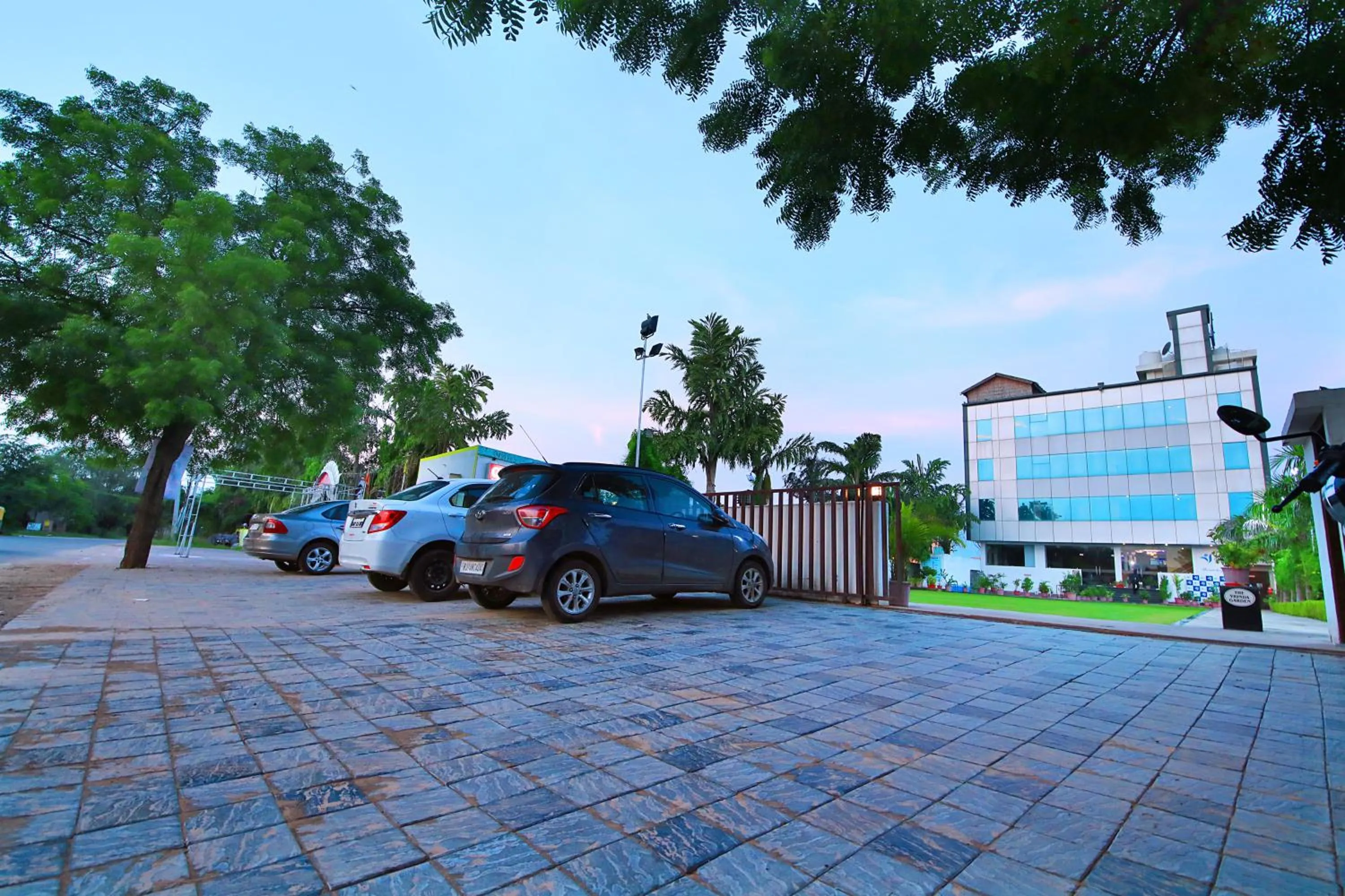 Facade/entrance in V One Pride