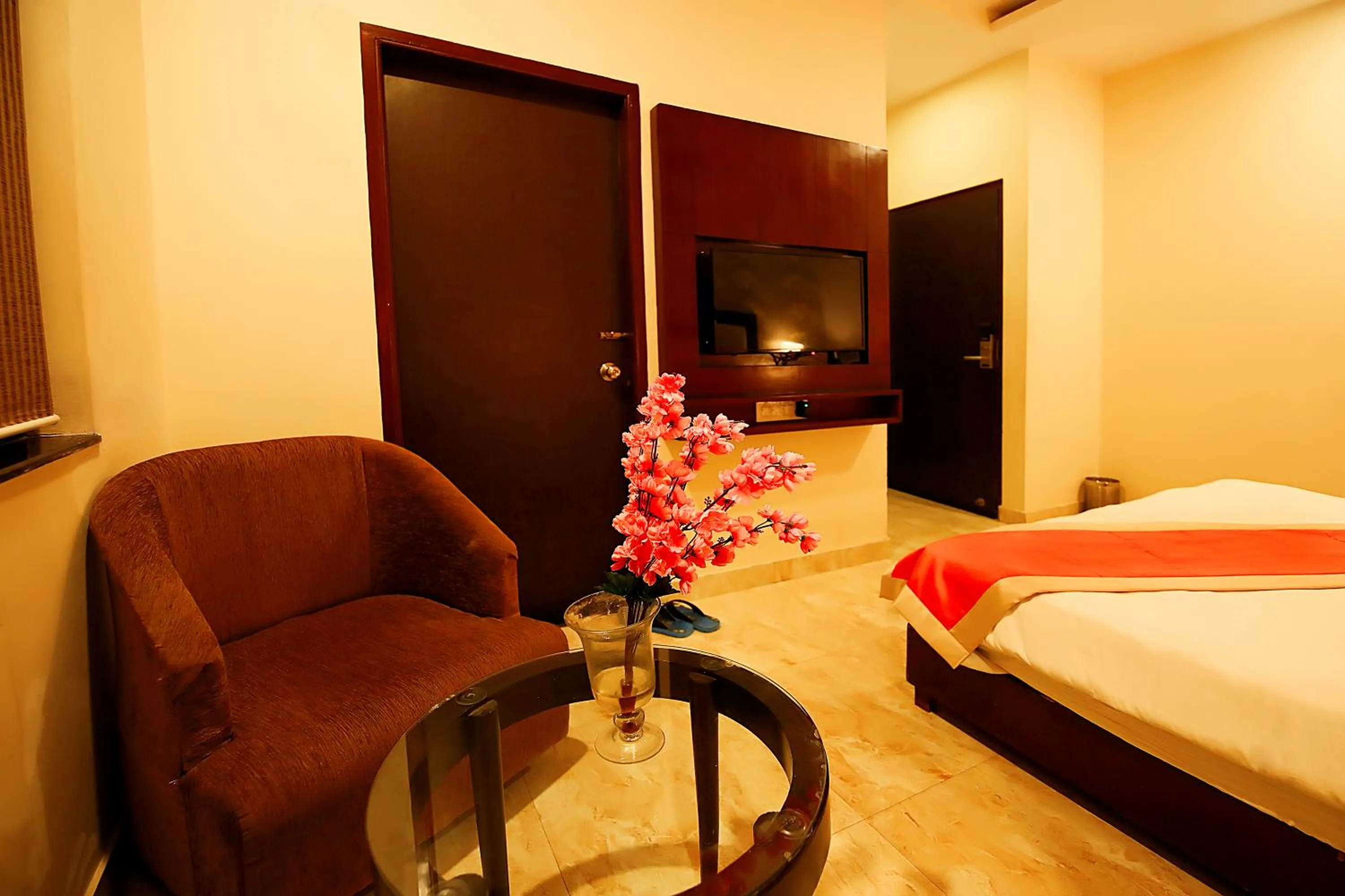 Communal lounge/ TV room, Bed in V One Pride