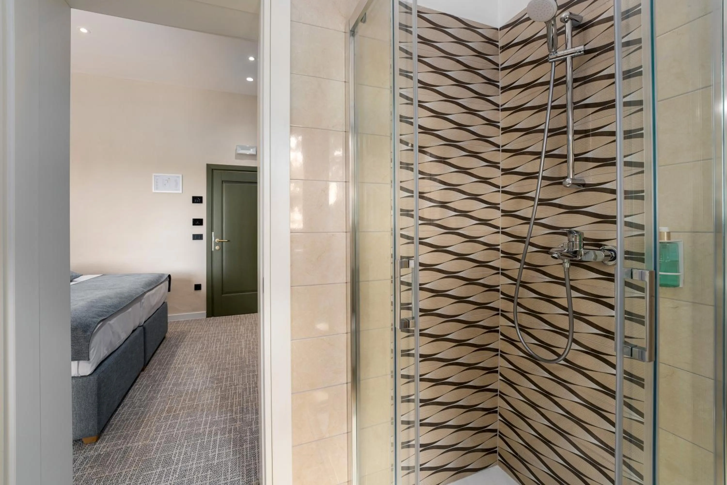 Shower, Bed in Boutique Hotel Paradiso